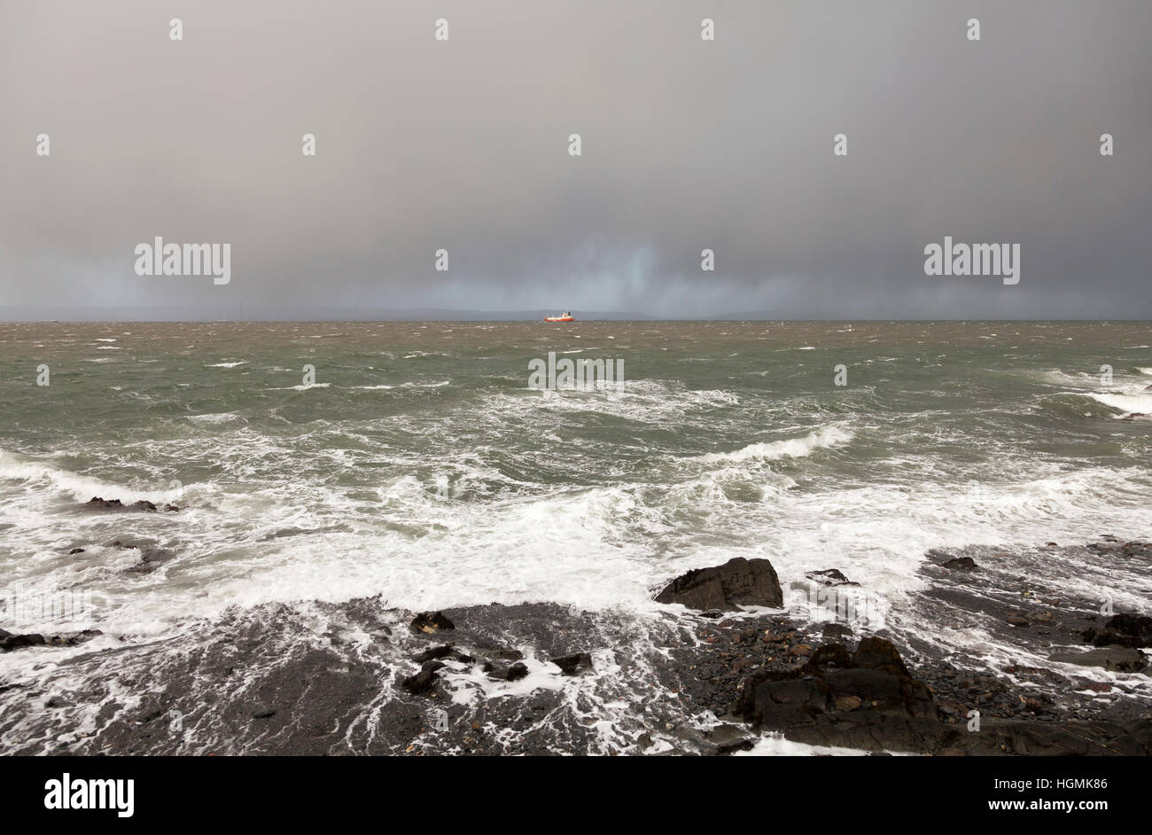 Bangor, Irlande du Nord, Royaume-Uni, 11 janvier 2017. uk weather : un navire ancré dans le lac de Belfast comme nuages de tempête de recueillir. Les prévisions sont plus grands vents avec de la neige possible au cours des prochaines 24 heures. © j orr/Alamy live news Banque D'Images