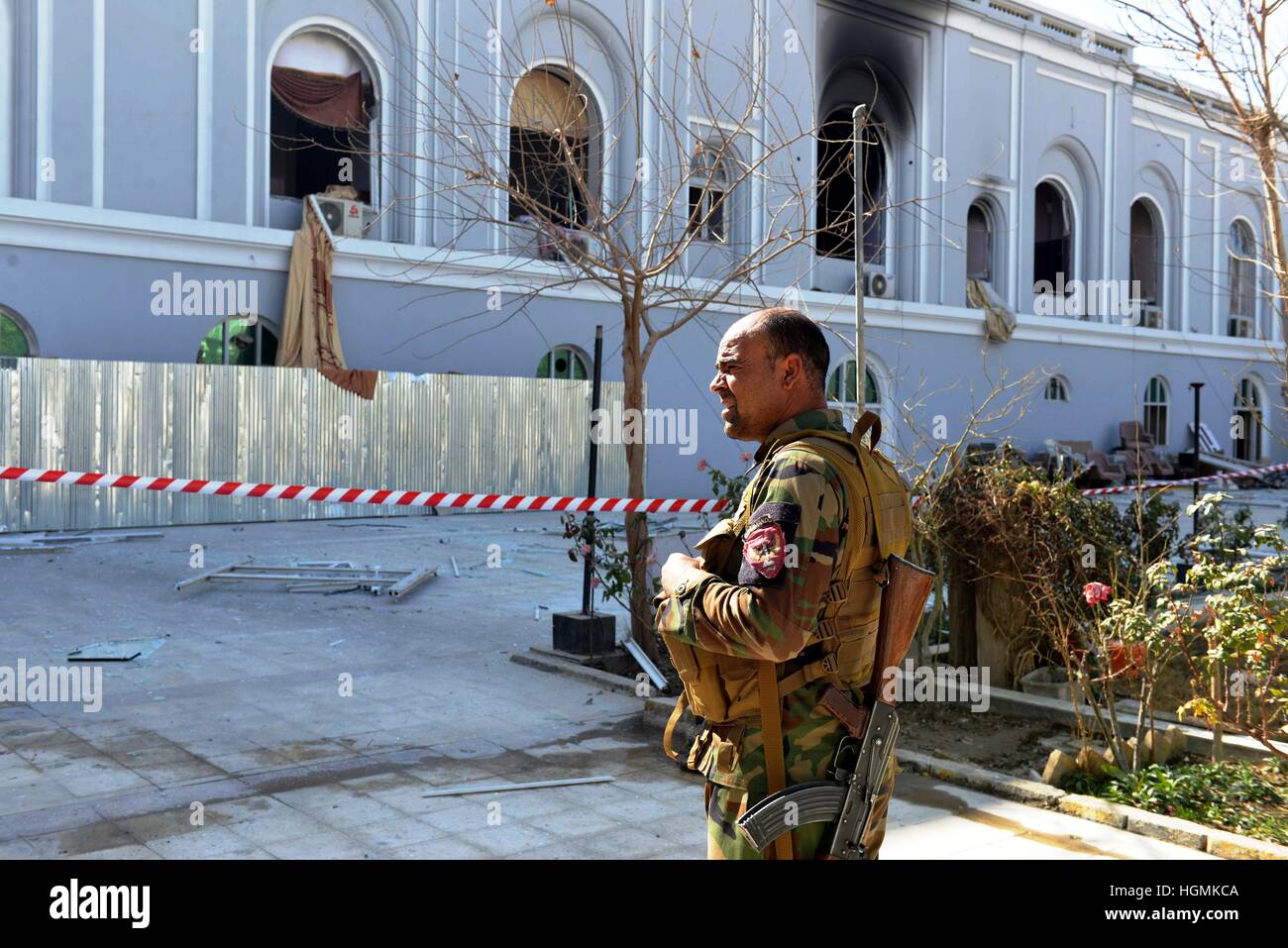 Kandahar, Afghanistan. 11 janvier 2017. Un membre des forces de sécurité afghanes se tient sur le site d'une explosion dans la province de Kandahar, Afghanistan, le 11 janvier 2017. Les Émirats arabes unis (EAU) L'ambassadeur de l'Afghanistan a été parmi plusieurs blessés après deux explosions ont secoué la ville de Kandahar, capitale du sud de la province de Kandahar dans la nuit de mardi, ont déclaré certaines sources. Source : Xinhua/Alamy Live News Banque D'Images