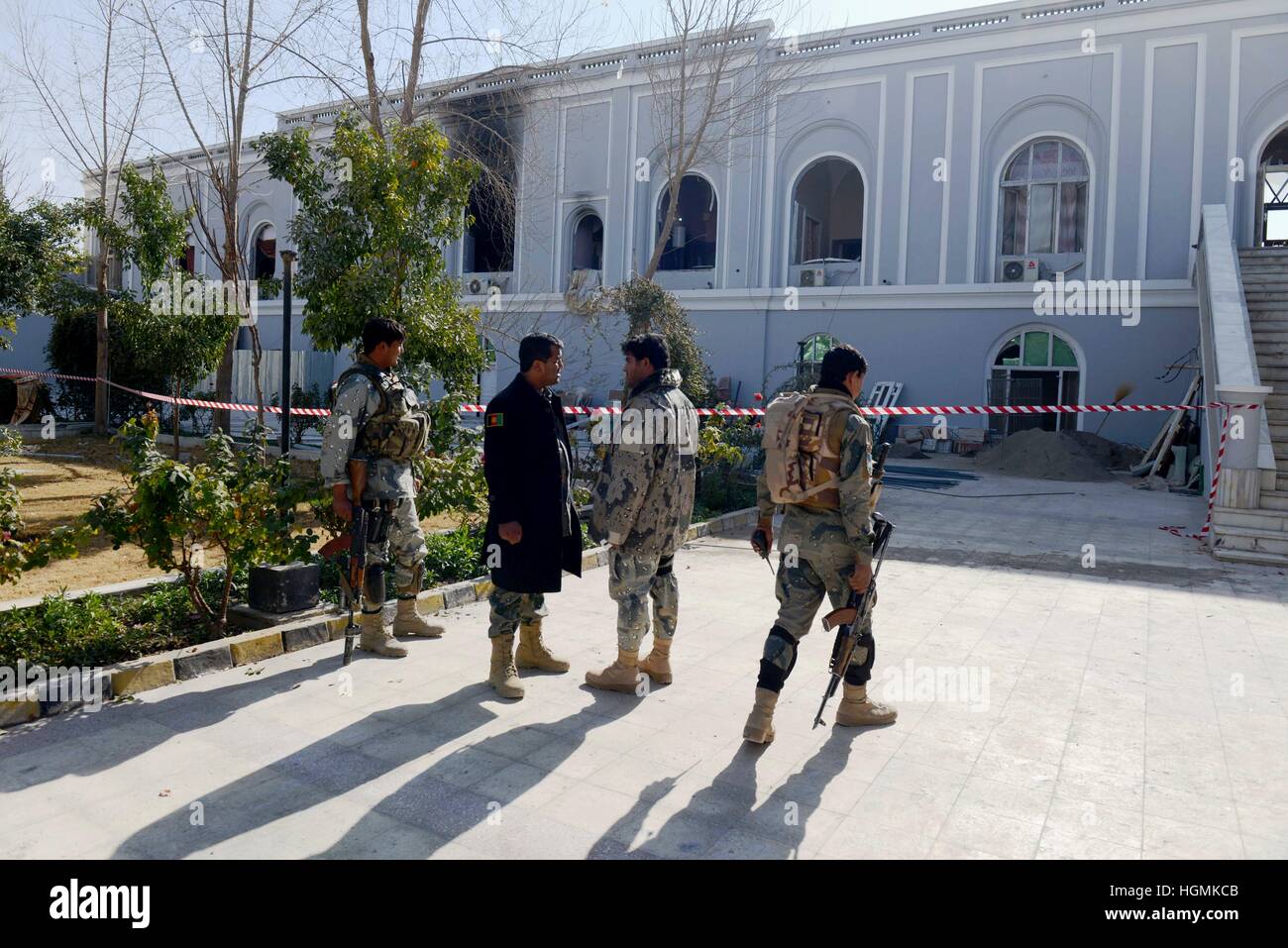 Kandahar, Afghanistan. 11 janvier 2017. Les membres des forces de sécurité afghanes à inspecter le site d'une explosion dans la province de Kandahar, Afghanistan, le 11 janvier 2017. Les Émirats arabes unis (EAU) L'ambassadeur de l'Afghanistan a été parmi plusieurs blessés après deux explosions ont secoué la ville de Kandahar, capitale du sud de la province de Kandahar dans la nuit de mardi, ont déclaré certaines sources. Source : Xinhua/Alamy Live News Banque D'Images