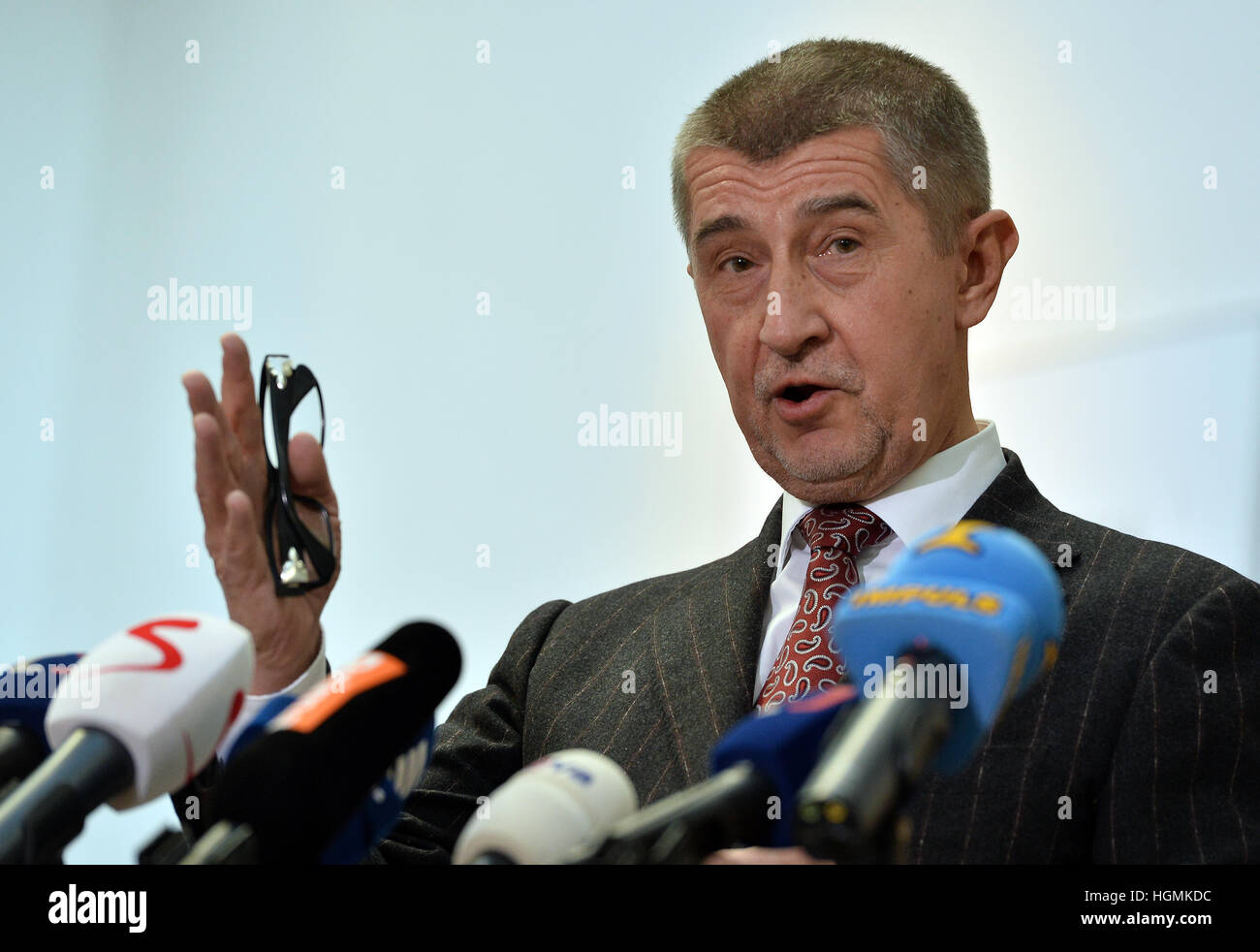 Prague, République tchèque. Jan 11, 2017. Le ministre tchèque des finances, Andrej Babis (photo) rejette qu'il aidait ses entreprises de la poste ministériel ou de l'octroi (impôt) reliefs, ce qui, d'après certains députés réclamé. Il a appelé leurs déclarations mensongères.'il n'est pas vrai que je peux influencer un peu d'argent pour mon entreprise, dit-il. Également appelée la loi Babis Sobotka's sale tour. Il a réagi à l'adoption d'un amendement à la loi sur les conflits d'intérêts, surnommée Lex', dans la chambre des députés à Prague, République tchèque, le 11 janvier 2017. © Katerina Sulova/CTK Photo/Alamy Live News Banque D'Images