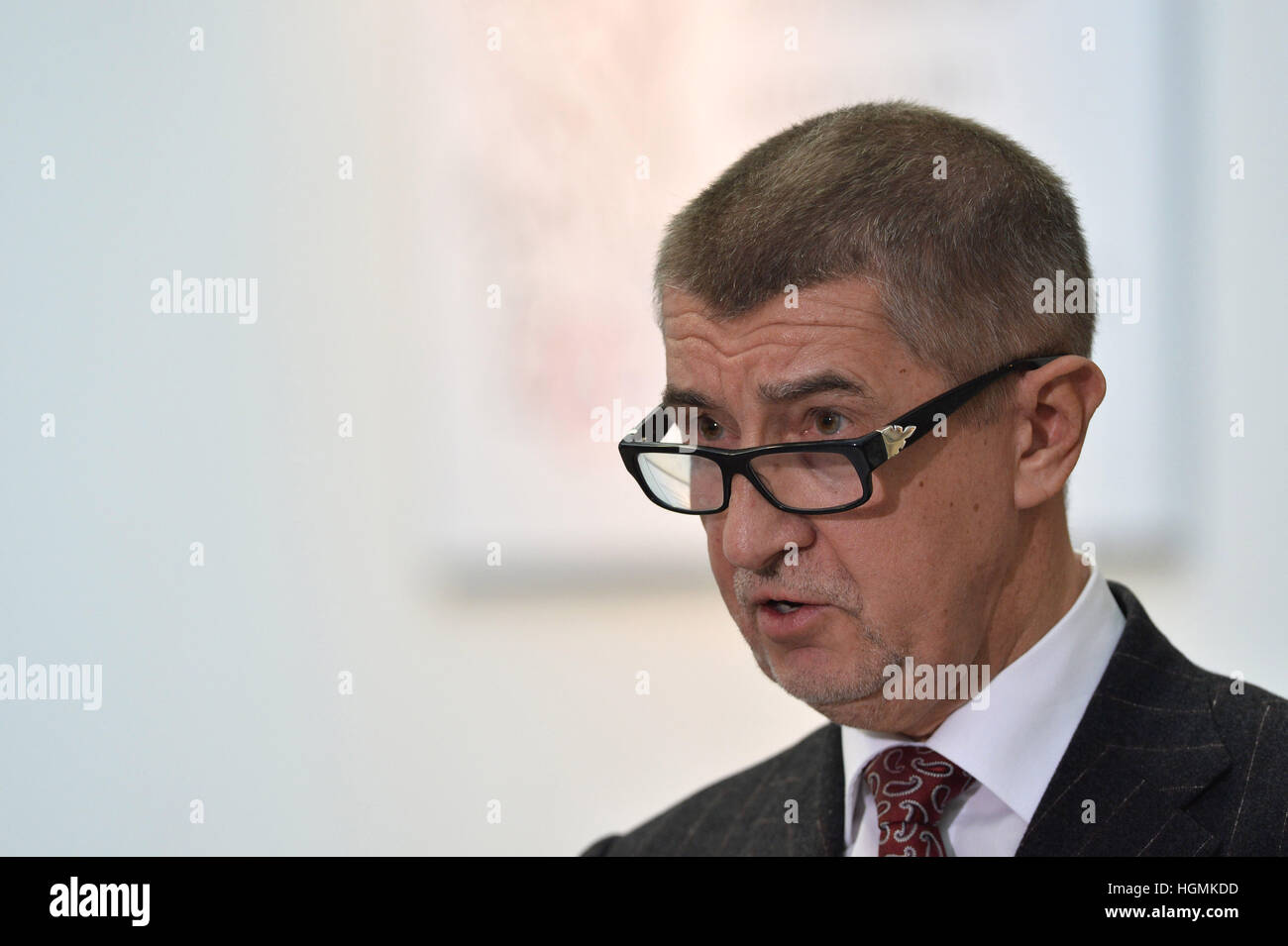 Prague, République tchèque. Jan 11, 2017. Le ministre tchèque des finances, Andrej Babis (photo) rejette qu'il aidait ses entreprises de la poste ministériel ou de l'octroi (impôt) reliefs, ce qui, d'après certains députés réclamé. Il a appelé leurs déclarations mensongères.'il n'est pas vrai que je peux influencer un peu d'argent pour mon entreprise, dit-il. Également appelée la loi Babis Sobotka's sale tour. Il a réagi à l'adoption d'un amendement à la loi sur les conflits d'intérêts, surnommée Lex', dans la chambre des députés à Prague, République tchèque, le 11 janvier 2017. © Katerina Sulova/CTK Photo/Alamy Live News Banque D'Images