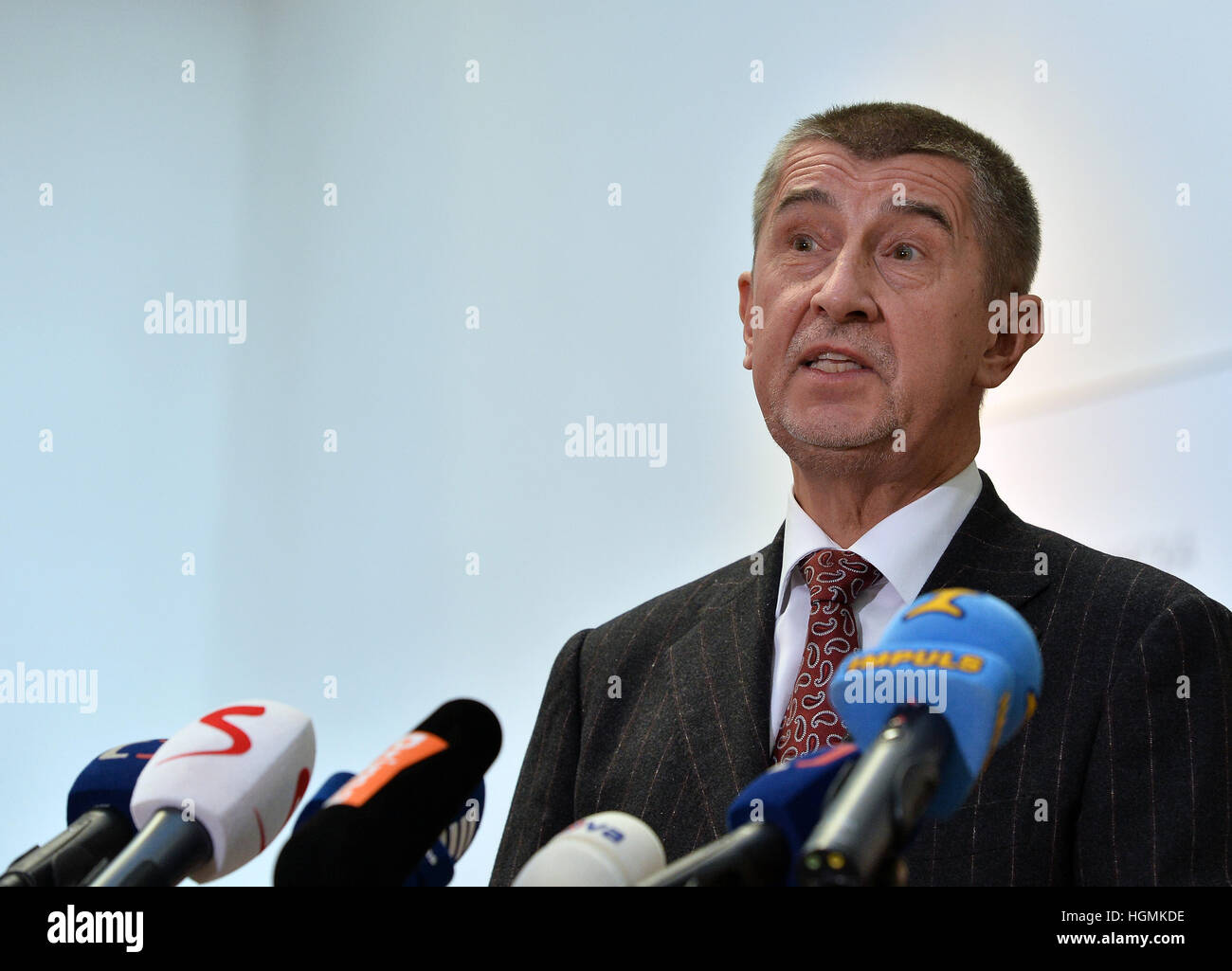 Prague, République tchèque. Jan 11, 2017. Le ministre tchèque des finances, Andrej Babis (photo) rejette qu'il aidait ses entreprises de la poste ministériel ou de l'octroi (impôt) reliefs, ce qui, d'après certains députés réclamé. Il a appelé leurs déclarations mensongères.'il n'est pas vrai que je peux influencer un peu d'argent pour mon entreprise, dit-il. Également appelée la loi Babis Sobotka's sale tour. Il a réagi à l'adoption d'un amendement à la loi sur les conflits d'intérêts, surnommée Lex', dans la chambre des députés à Prague, République tchèque, le 11 janvier 2017. © Katerina Sulova/CTK Photo/Alamy Live News Banque D'Images