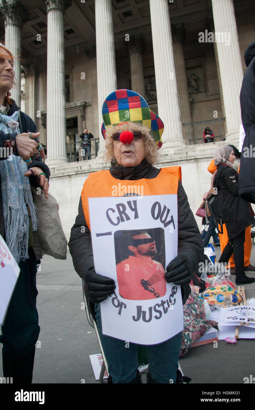 London UK. 11 janvier 2017. Un manifestant habillé en clown manifestations contre le camp militaire américain de Guantanamo qui fête ses 15 ans depuis son ouverture en 11 janvier 2002 Crédit : amer ghazzal/Alamy Live News Banque D'Images