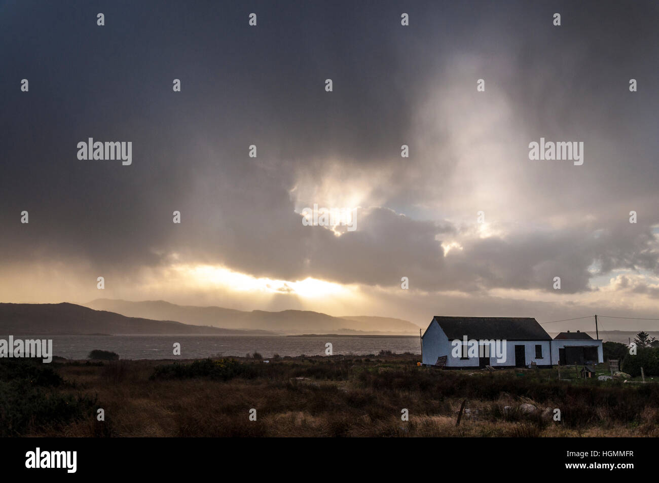 Dungloe, comté de Donegal, Irlande la météo. 11 janvier 2017. Le soleil perce les nuages de tempête que le temps s'aggrave sur la côte nord-ouest. Plus tard aujourd'hui forcasters s'attendre à des vents forts, le grésil, la neige et le gel. © Richard Wayman/Alamy Live News Banque D'Images