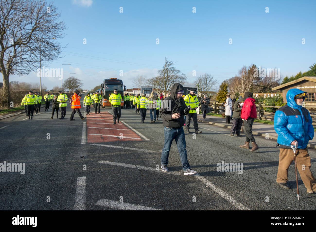 Blackpool, Royaume-Uni. 11 janvier 2017. Un petit groupe de manifestants détenus jusqu'antifracking une livraison de matériel être livrés à Cuadrilla gaz de schiste controversée de la fracturation hydraulique sur site Preston New Road, près de Blackpool Plumpton peu lorsqu'ils ont bloqué la voie en direction est à marche lente le camion au site d'environ un mille plus loin sur la route. Les manifestants sont arrivés vers 09:00 heures et est demeuré à l'avant du camion avec la police locale dans l'assistance. Crédit : Dave Ellison/Alamy Live News Banque D'Images