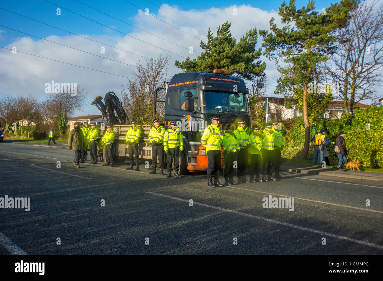 Blackpool, Royaume-Uni. 11 janvier 2017. Un petit groupe de manifestants détenus jusqu'antifracking une livraison de matériel être livrés à Cuadrilla gaz de schiste controversée de la fracturation hydraulique sur site Preston New Road, près de Blackpool Plumpton peu lorsqu'ils ont bloqué la voie en direction est à marche lente le camion au site d'environ un mille plus loin sur la route. Les manifestants sont arrivés vers 09:00 heures et est demeuré à l'avant du camion avec la police locale dans l'assistance. Crédit : Dave Ellison/Alamy Live News Banque D'Images