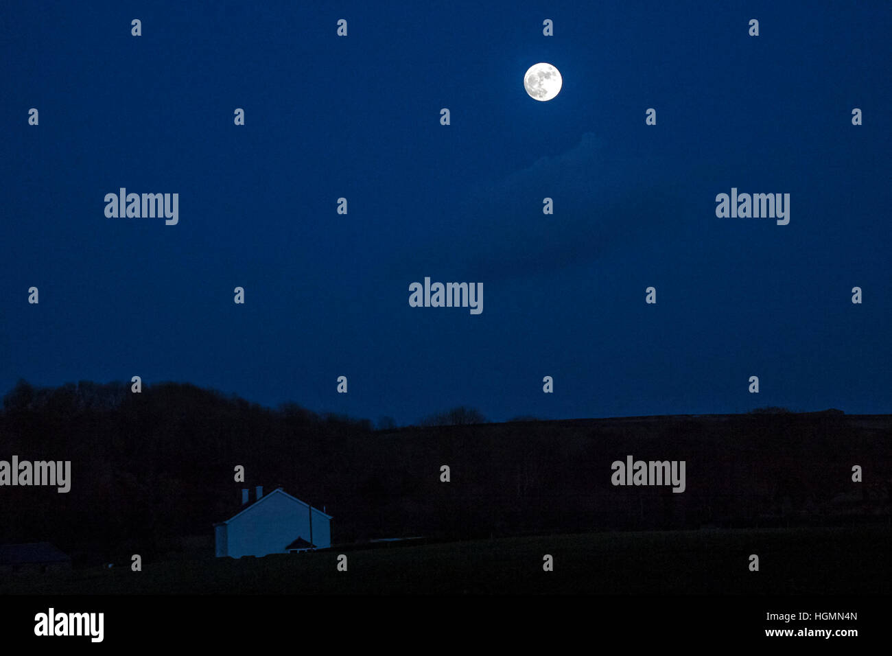 Aberaeron, Pays de Galles, Royaume-Uni. 11 janvier 2017. Météo France : moon rising sur une froide nuit claire sur Aberaeron West Wales uk avec Crédit : andrew chittock/Alamy Live News Banque D'Images