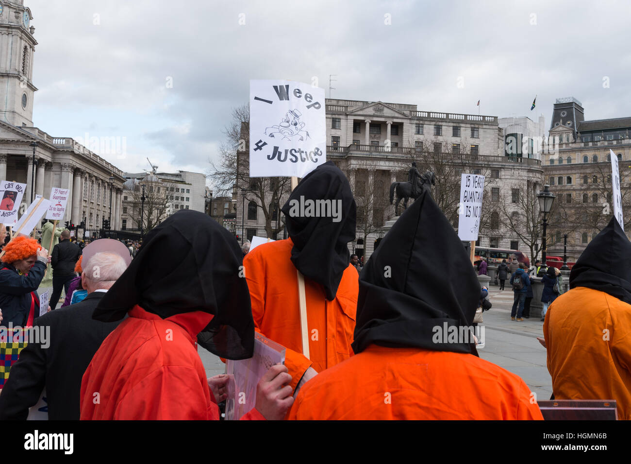 Londres, Royaume-Uni. 11 janvier 2017. La campagne de Guantanamo Londres détient la veillée à Trafalgar Square sur la 15e anniversaire de l'ouverture d'un camp de prisonniers de l'armée américaine à Guantanamo Bay. Les militants marquer la journée avec "Clown ad protestent et exigé la fermeture finale de la "guerre contre le terrorisme"" associé à des violations des droits de l'homme. Environ 50 détenus sont encore conservés dans le camp de Guantanamo Bay. Wiktor Szymanowicz/Alamy Live News Banque D'Images