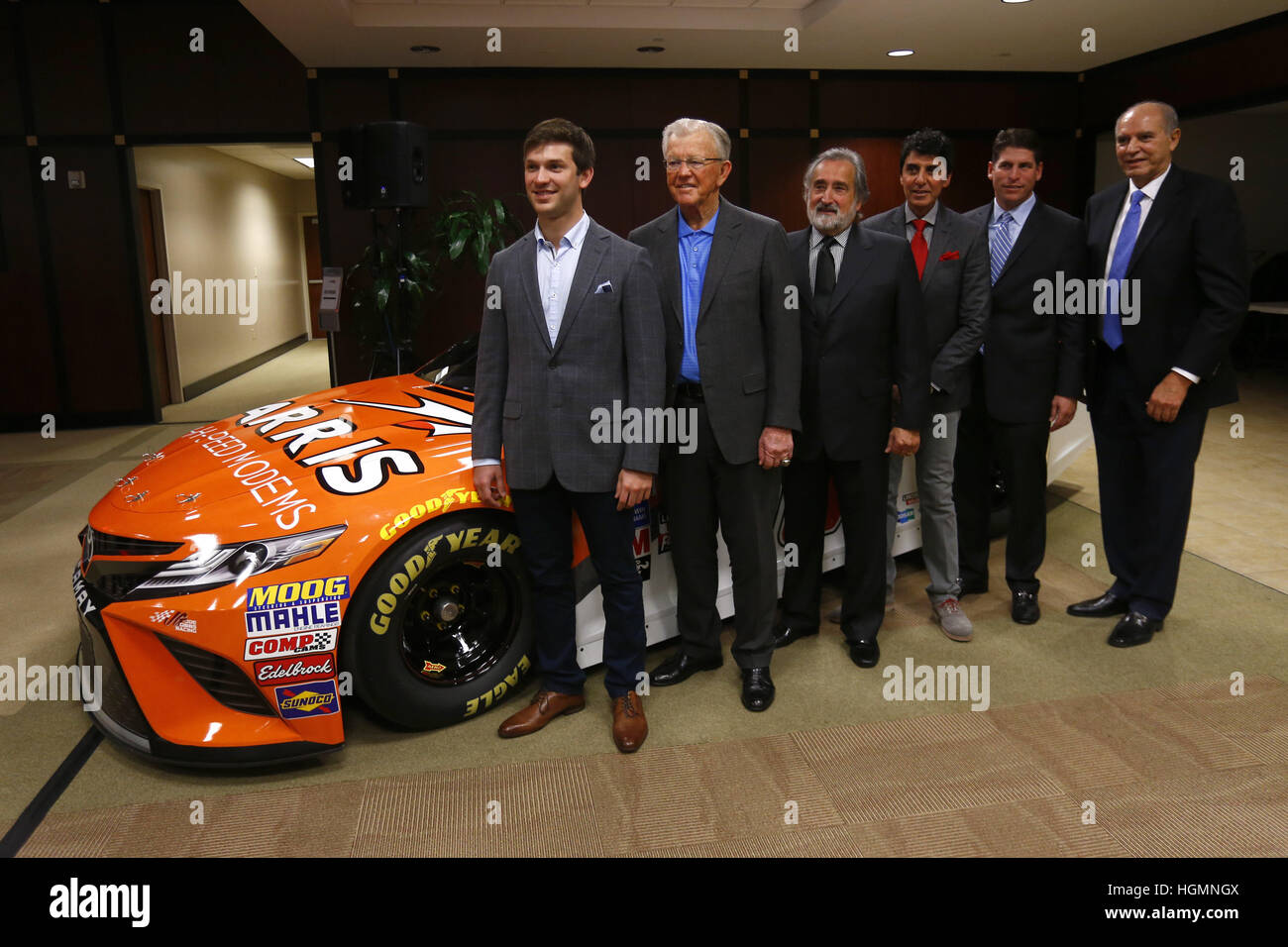 Huntersville, North Carolina, USA. Jan 11, 2017. Daniel Suarez, est annoncé comme le nouveau pilote de la n°19 Toyota ARRIS pour Joe Gibbs Racing lors d'une conférence de presse à Joe Gibbs Racing à Huntersville, Caroline du Nord. © Chris Owens Asp Inc/ASP/ZUMA/Alamy Fil Live News Banque D'Images