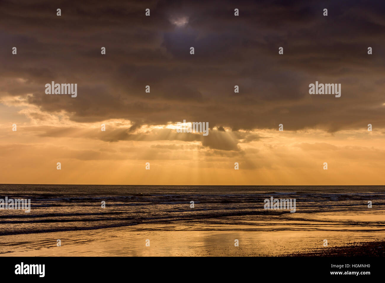 Plage de Shoreham, UK. 11 janvier 2017. Coucher du soleil à Shoreham Beach Crédit : cet après-midi Andrew Hasson/Alamy Live News Banque D'Images