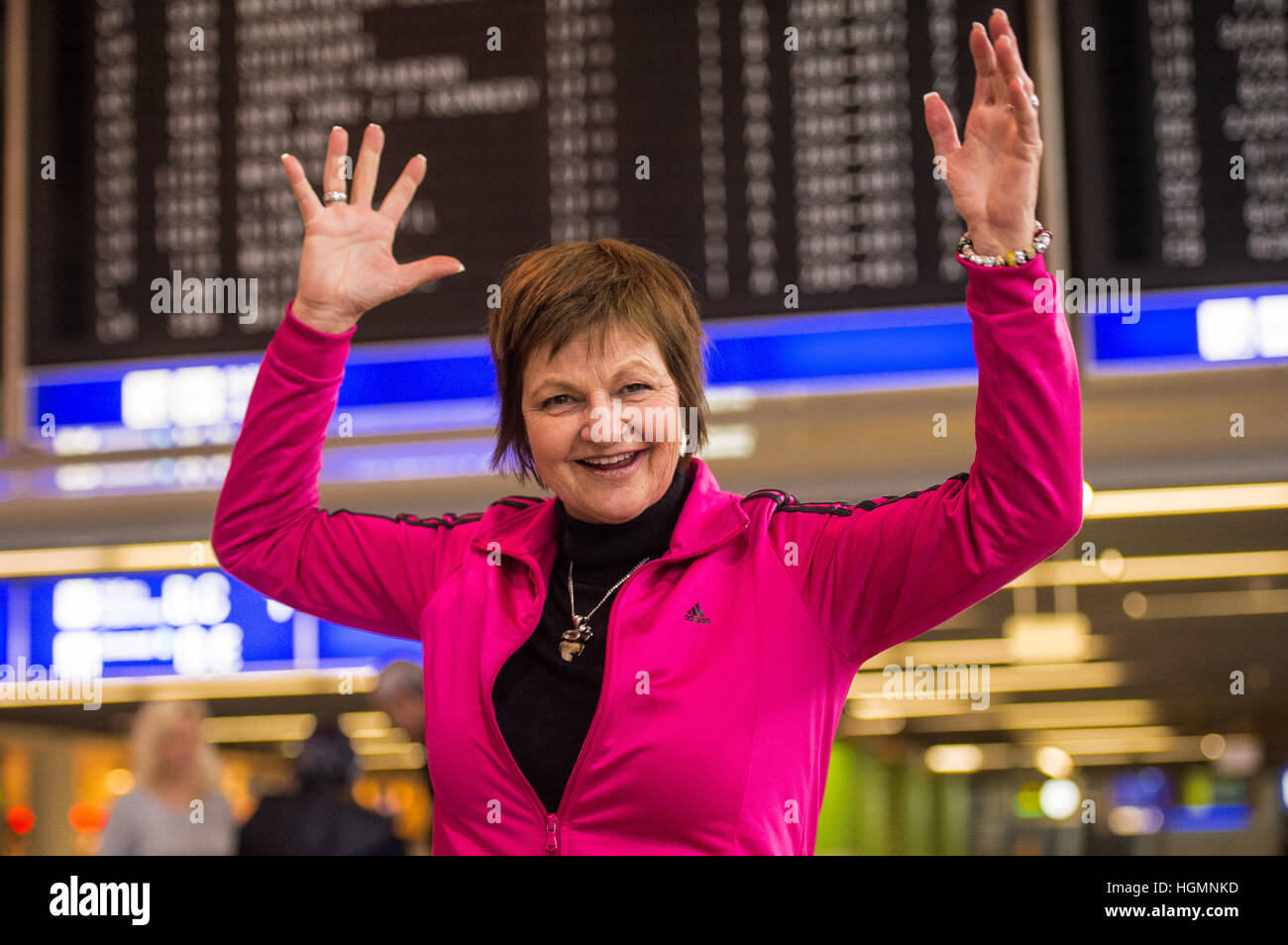 Francfort, Allemagne. Jan 7, 2017. La chanteuse et RTL Jungle Camp participant Franziska Menke 'Fräulein Menke' signifie à l'aéroport de Francfort, Allemagne, le 7 janvier 2017. La onzième saison de ll'RTL Jungle Camp 2017 commence le 13 janvier 2017. Plusieurs des célébrités en compétition pour la "jungle" de la Couronne va partir pour l'Australie à partir de l'aéroport de Francfort/Main. Photo : Andreas Arnold/dpa/Alamy Live News Banque D'Images