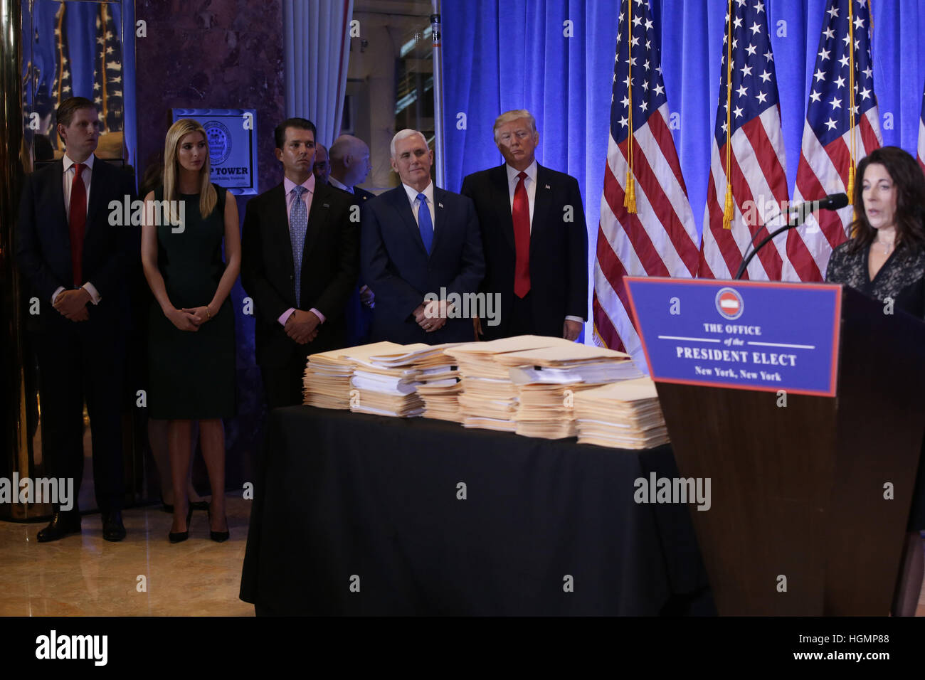 Le président élu des Etats-Unis, Donald Trump, Eric Trump, Ivanka Trump et Donald Trump Jr. écouter Procureur Sheri Dillon comme elle parle de la remise de l'atout de l'Organisation les enfants de président élu américain Donald Trump lors d'une conférence de presse au Trump Tower le 11 janvier 2017 à New York. Le Président élu a parlé et répondu aux questions sur la cession de son entreprise à ses enfants, le piratage et l'email faux news. Trump est toujours la tenue des réunions à l'étage au Trump Tower alors qu'il continue à remplir des postes clés dans sa nouvelle administration. Crédit : John Angelillo / Po Banque D'Images