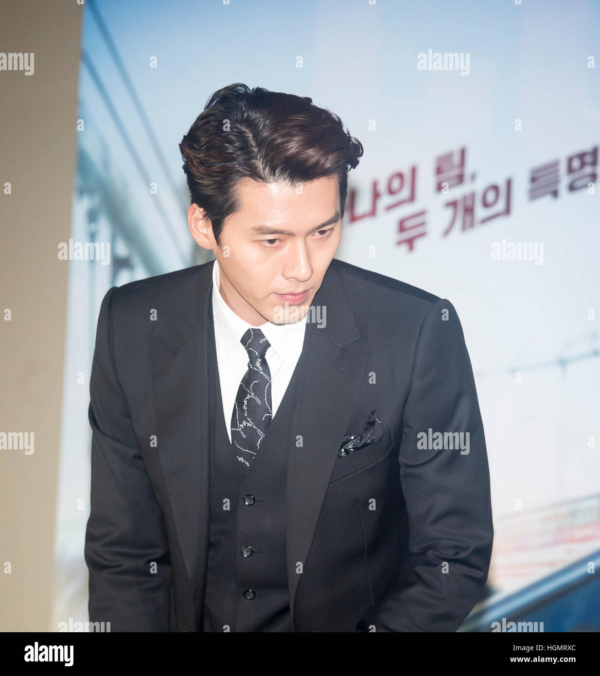 Séoul, Corée. 10 janvier, 2017. L'acteur sud-coréen Hyun Bin arrive à assister à un talk show en direct après la première de son film, "Coopération" dans un théâtre à Séoul, Corée du Sud. © Lee Jae-Won/AFLO/Alamy Live News Banque D'Images
