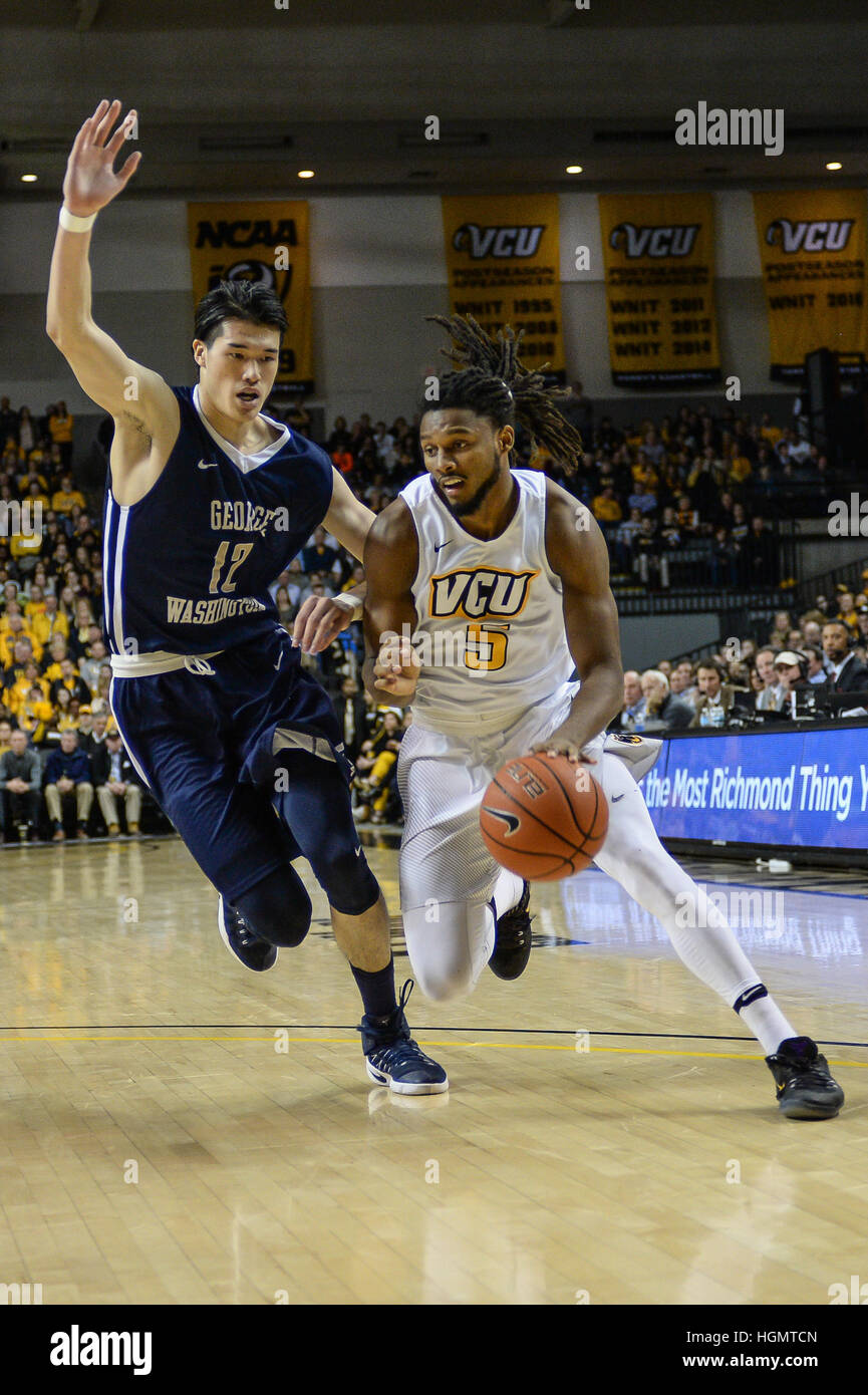 Virginia, USA. Jan 11, 2017. DOUG BROOKS (5) tente de dribbler autour de YUTA WATANABE (12) au cours de la partie tenue à E.J. À l'Arène Wade Stuart C. Siegel Center, Richmond, Virginie. Credit : Amy Sanderson/ZUMA/Alamy Fil Live News Banque D'Images