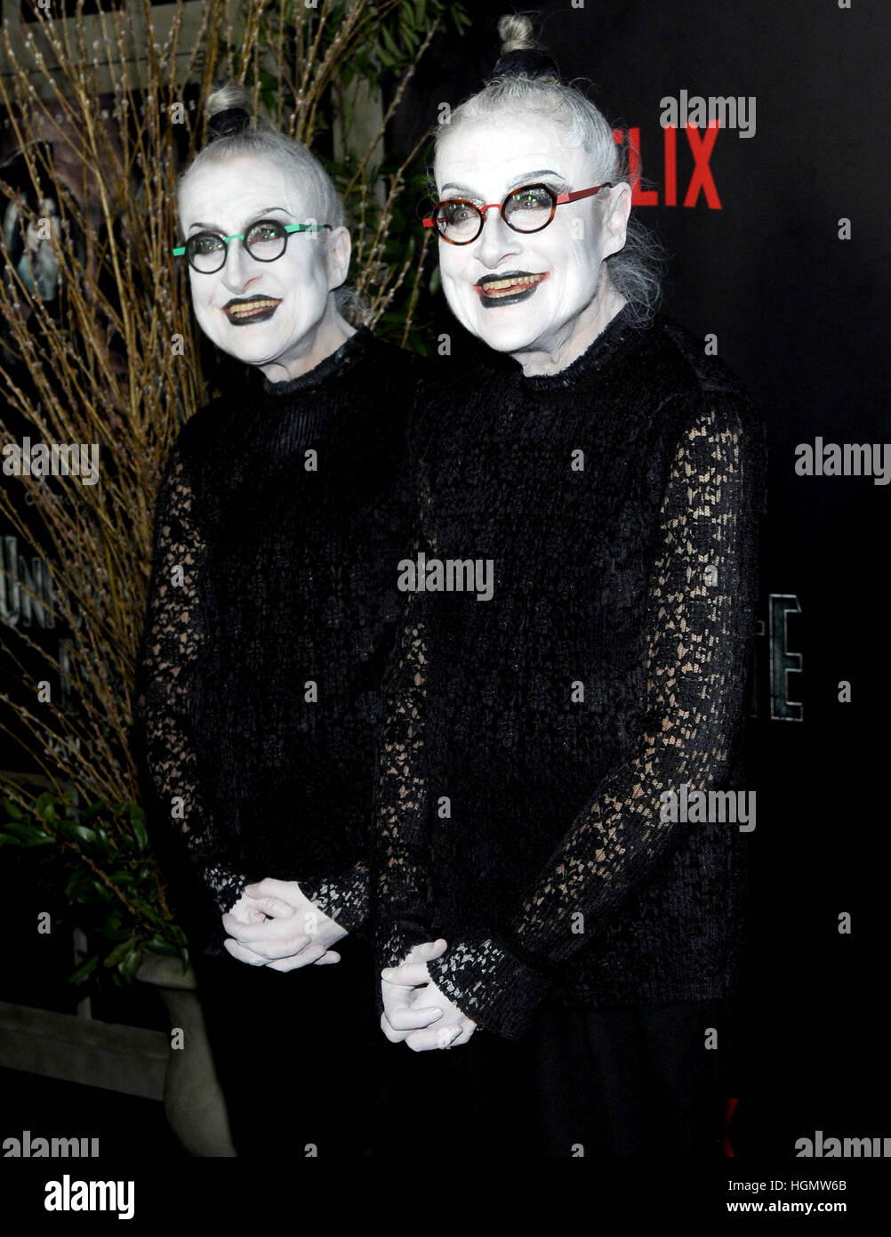 NEW YORK, NY - 11 janvier : Jacqueline Robbins et Joyce Robbins assiste à la "Lemony Snicket's A Series of Unfortunate Events' dépistage à l'AMC Lincoln Square Theatre le 11 janvier 2017 à New York. Photo par : John Palmer/MediaPunch Banque D'Images