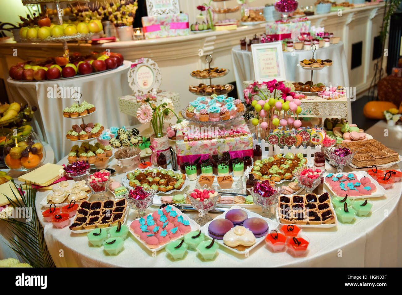 Candy bar avec divers desserts dans un côté lumière Banque D'Images