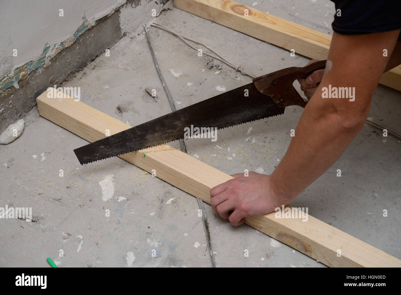 Détail d'un homme couper du bois avec une petite scie à main Banque D'Images