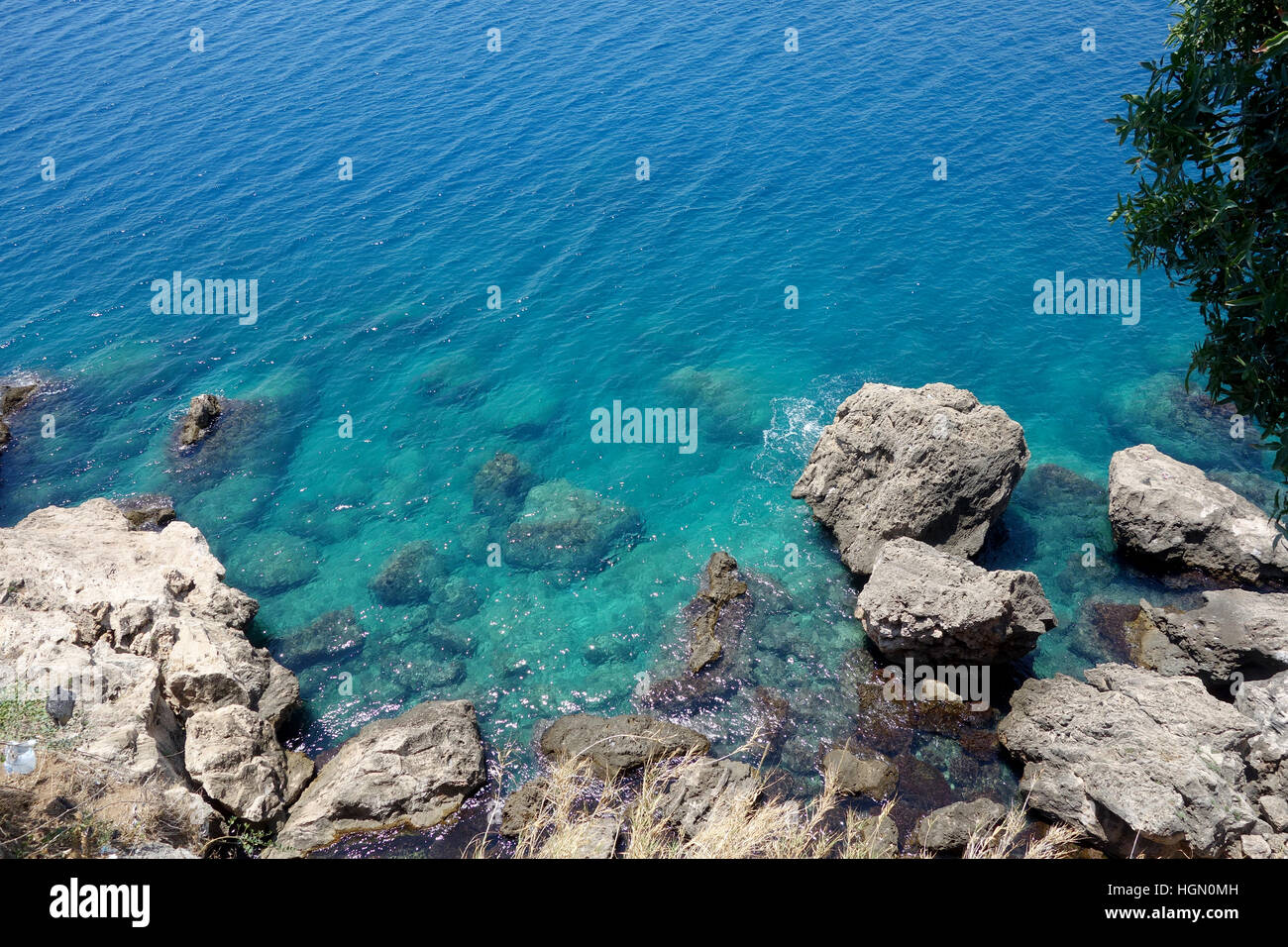 Le turquoise de la Méditerranée et de la côte rocheuse Banque D'Images