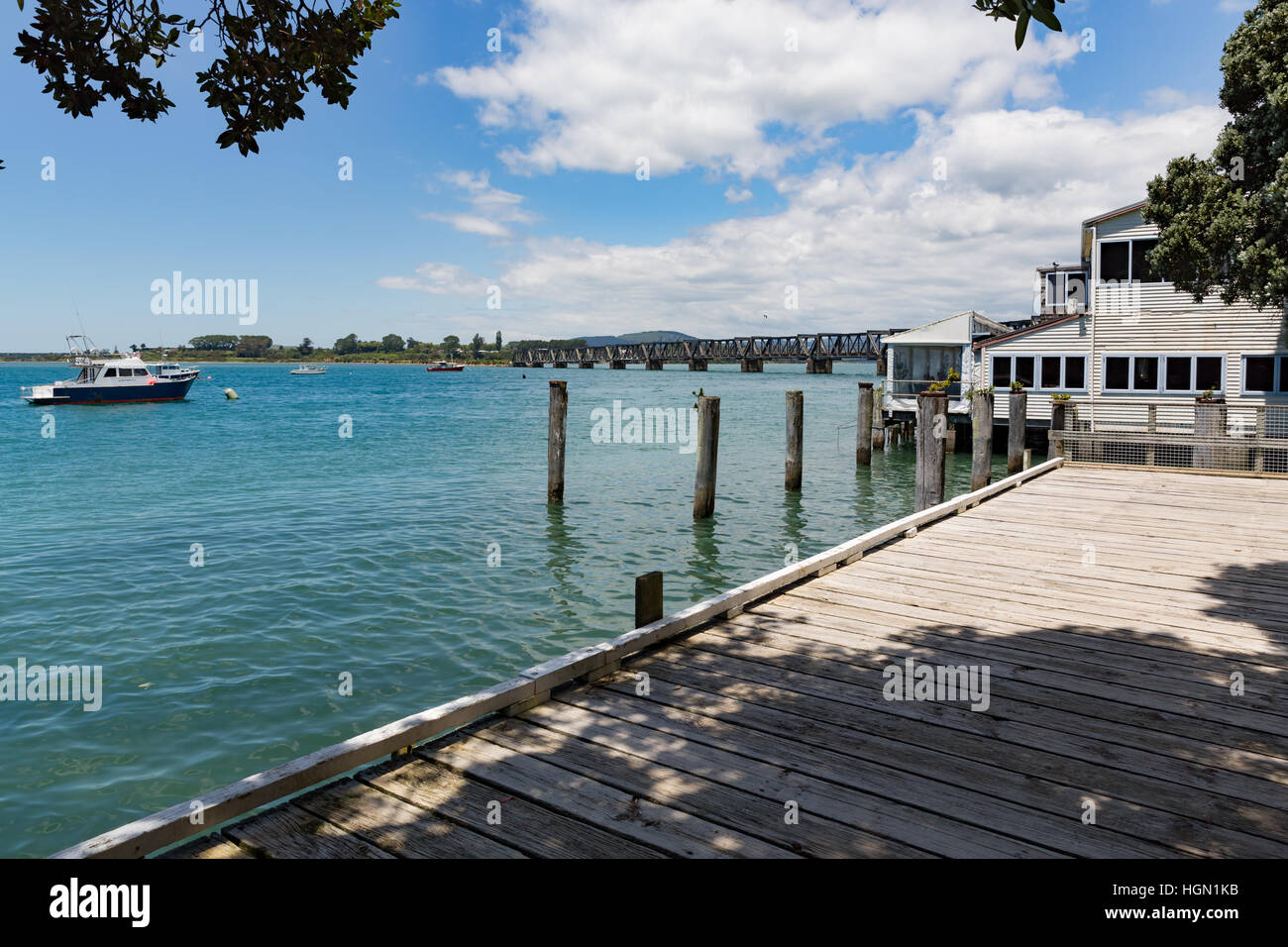 Pont de chemin de fer et la promenade sur la baie Rangataua, Tauranga, Nouvelle-Zélande Banque D'Images