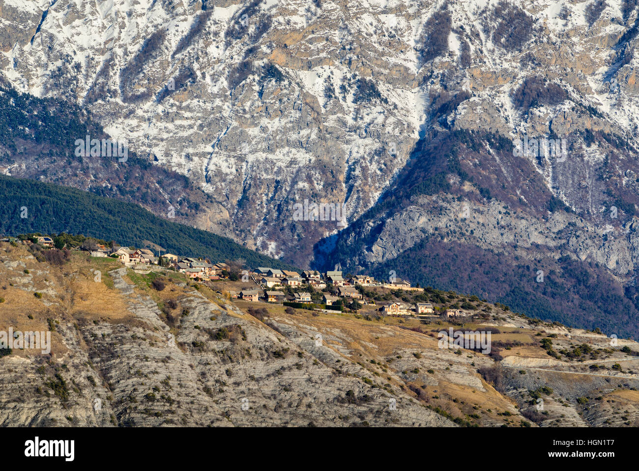 Vue d'hiver du Village de Sauze du Lac sur plateau avec Grand Morgon montagne dans l'arrière-plan. Hautes-Alpes, Alpes, France Banque D'Images