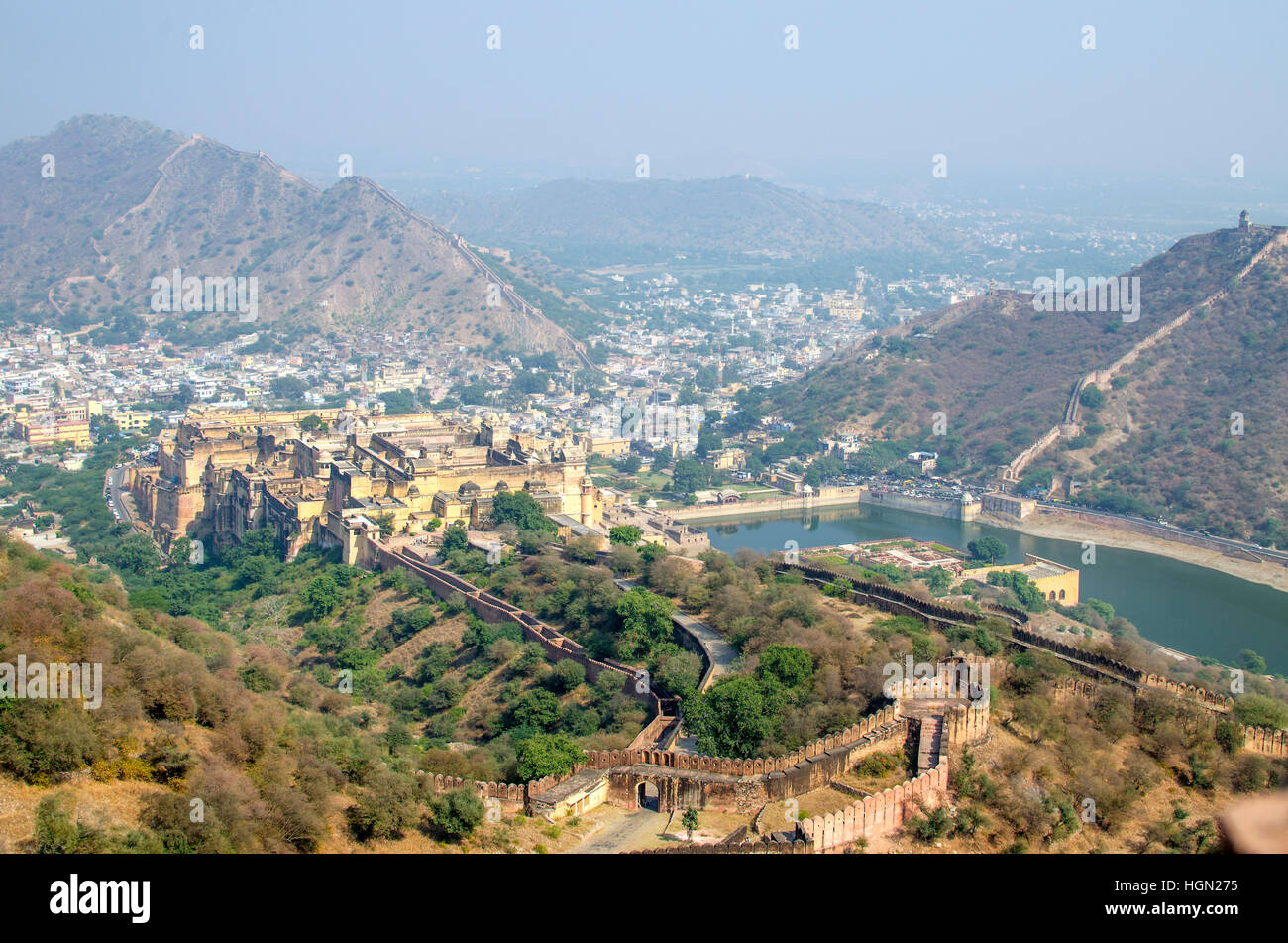 Paysage de la ville de Jaipur avec les alentours et d'un fort l'Inde dans les montagnes, un fort, à la maison, d'en haut, l'histoire, l'Inde Banque D'Images