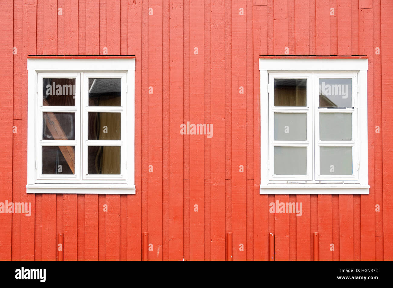 Mur rouge et blanc des fenêtres d'un Rorbu traditionnels en bois dans les îles Lofoten, Norvège, Europe Banque D'Images