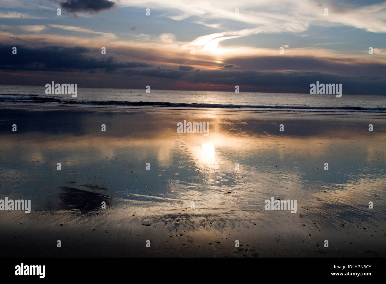 La plage de Los Lances au coucher du soleil, Tarifa, Cadix, Andalousie, Espagne Banque D'Images