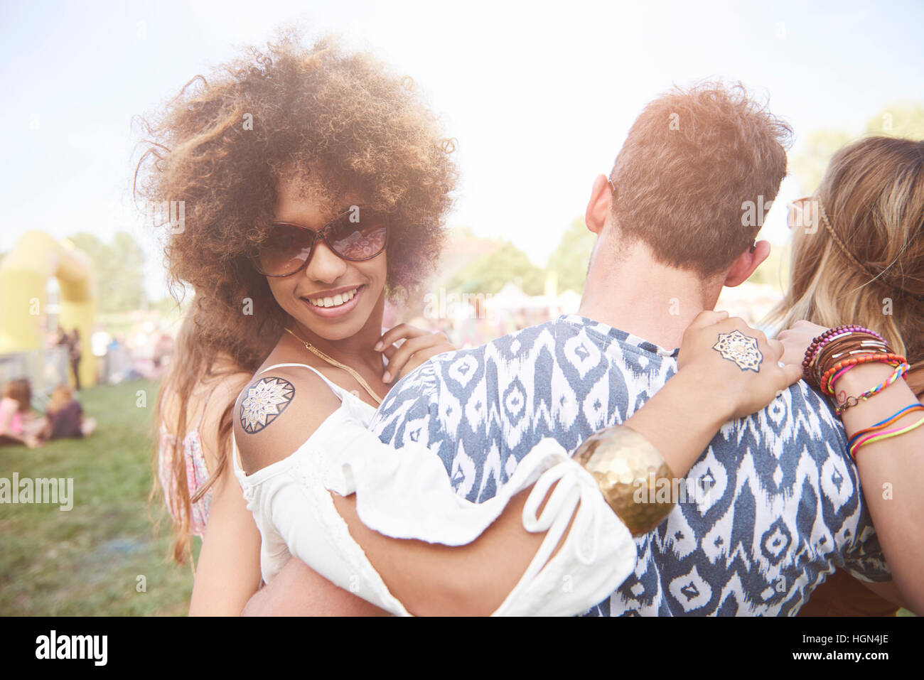 Origine africaine femme tournant à partir de la foule Banque D'Images