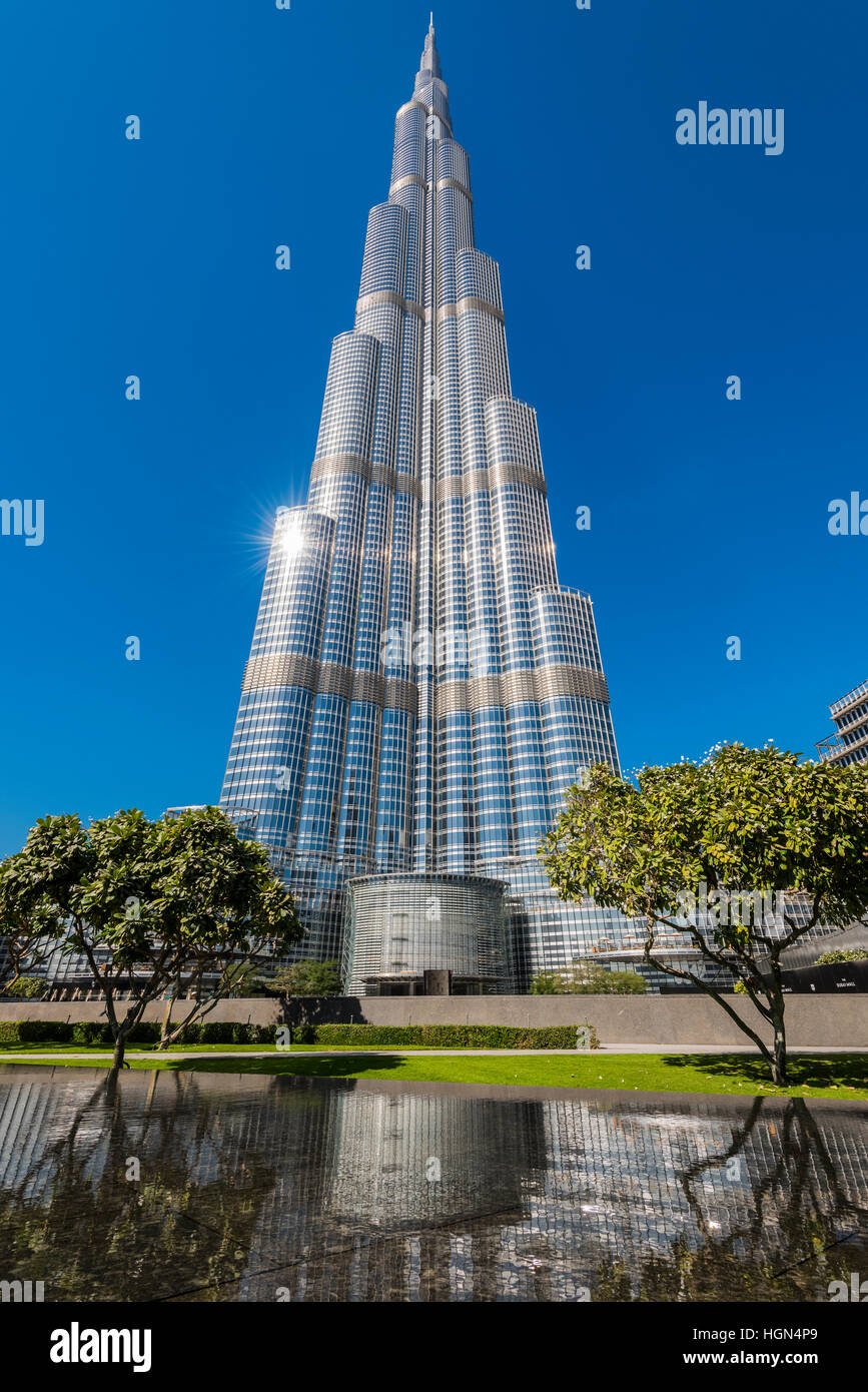 Low angle view of gratte-ciel Burj Khalifa, Dubai, Émirats Arabes Unis Banque D'Images