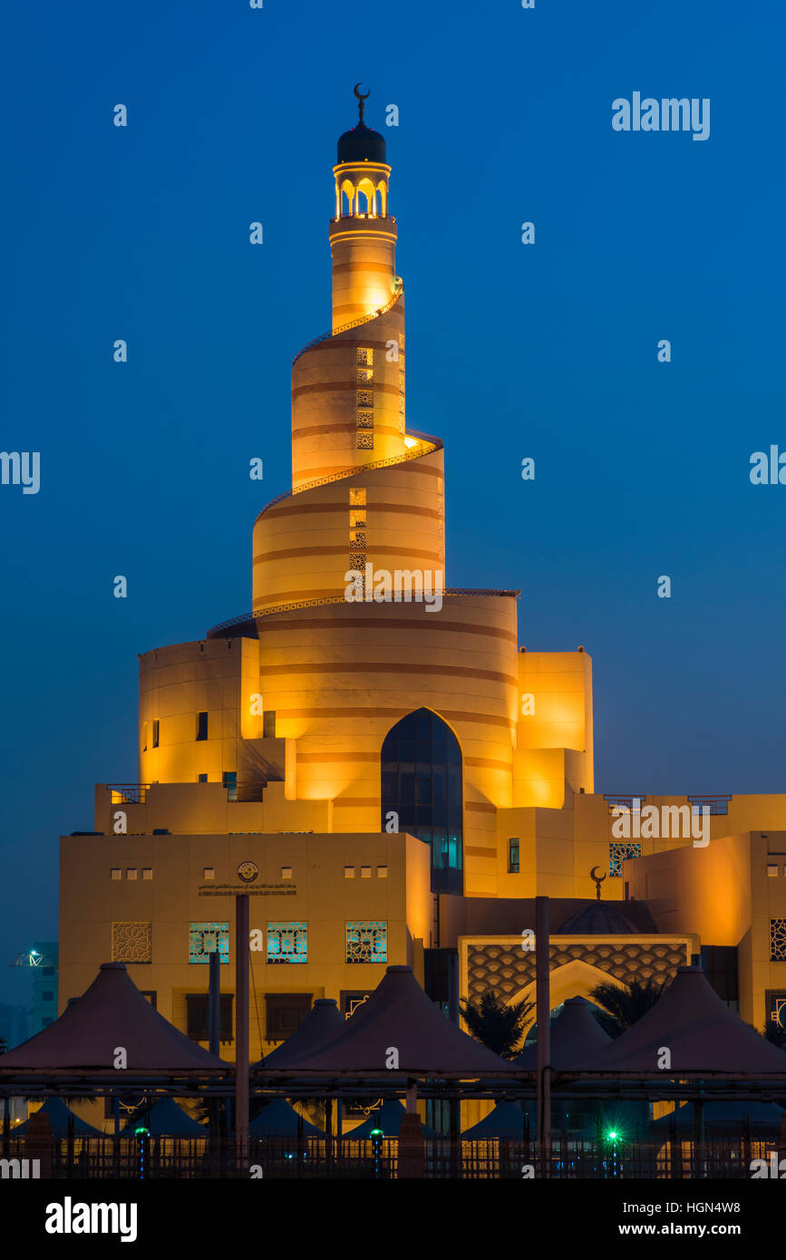Bin Zaid Al Mahmoud Centre culturel islamique (connu aussi sous le nom de Fanar) avec sa mosquée en spirale, Doha, Qatar Banque D'Images