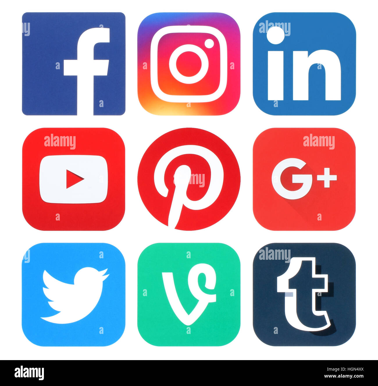 Kiev, Ukraine - 25 mai 2016 : Collection de médias sociaux populaires logos imprimés sur du papier:Facebook, Twitter, Google Plus, Instagram, Pinterest, LinkedIn Banque D'Images