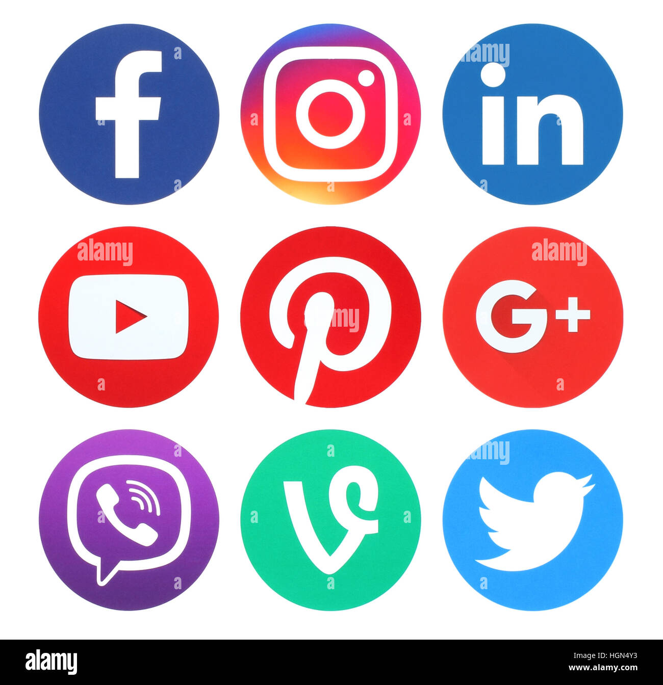 Kiev, Ukraine - le 26 mai 2016 : Collection de médias sociaux ronde populaires logos imprimés sur du papier:Facebook, Twitter, Google Plus, Instagram, LinkedIn, broche Banque D'Images