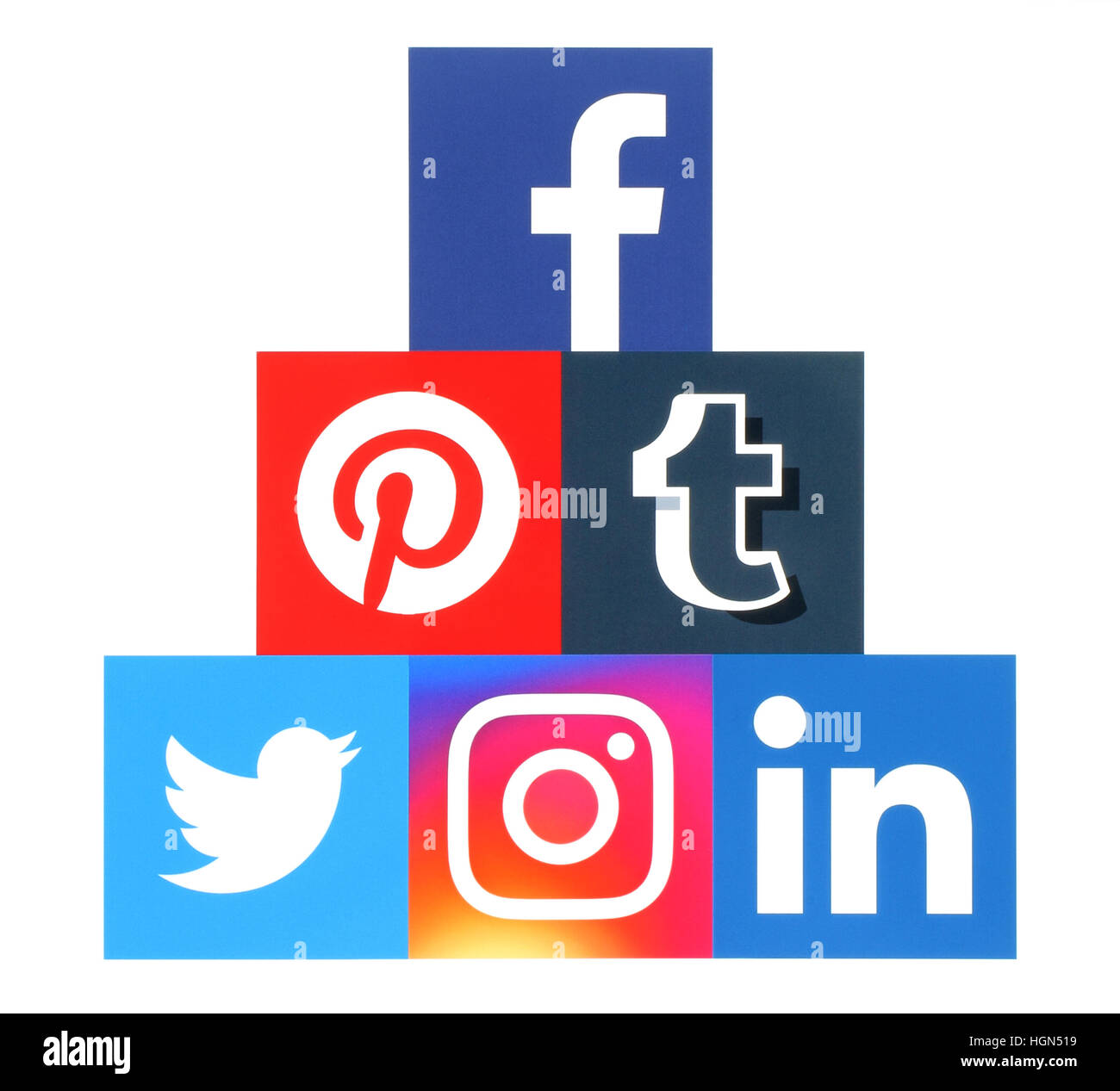 Kiev, Ukraine - le 06 septembre 2016 : Pyramide de square médias sociaux populaires logos imprimés sur du papier : Facebook, Twitter, Pinterest, Instagram, Linkedin a Banque D'Images