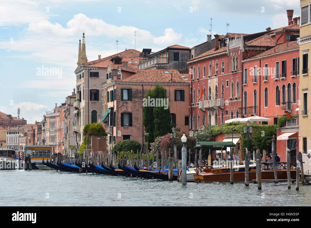 Palais historique dans le Grand Canal de Venise en Italie. Banque D'Images