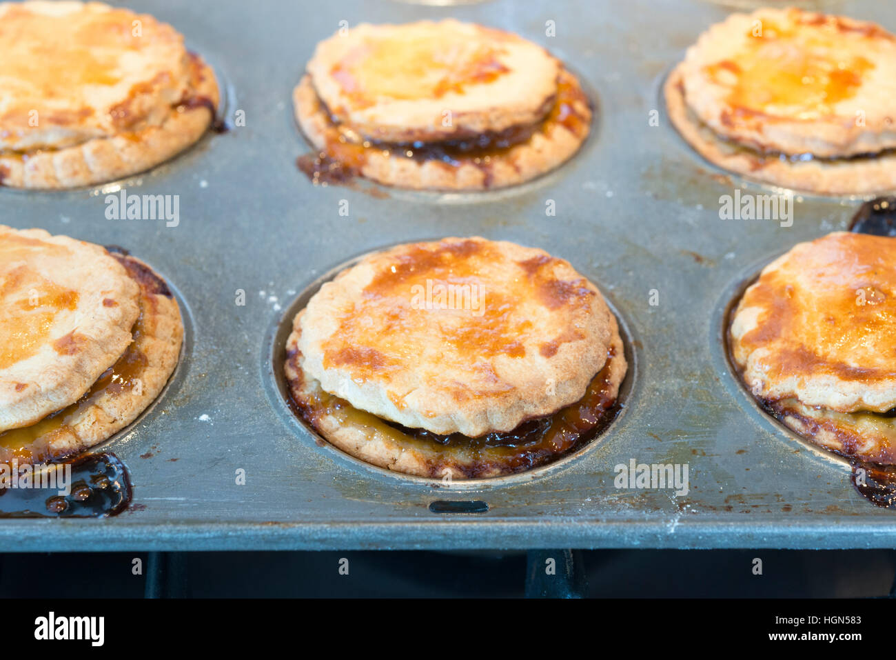 Des petits pâtés cuits. Cas de pâtisserie remplie de viande hachée tout juste sorti du four Banque D'Images