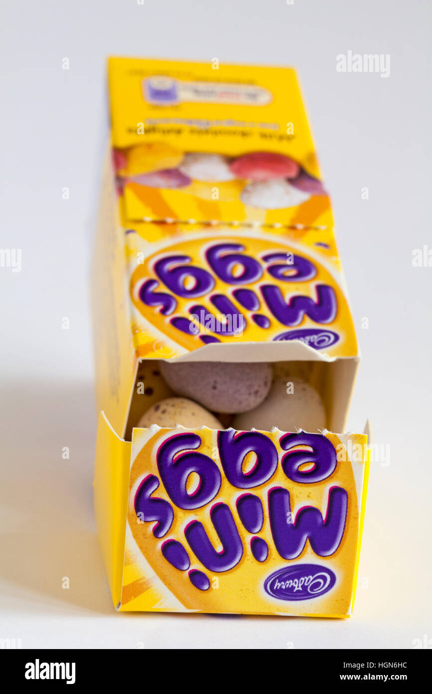 Carton de Cadbury mini oeufs jusqu'au bout, pour afficher le contenu du panier prêt pour l'ensemble de Pâques sur fond blanc Banque D'Images