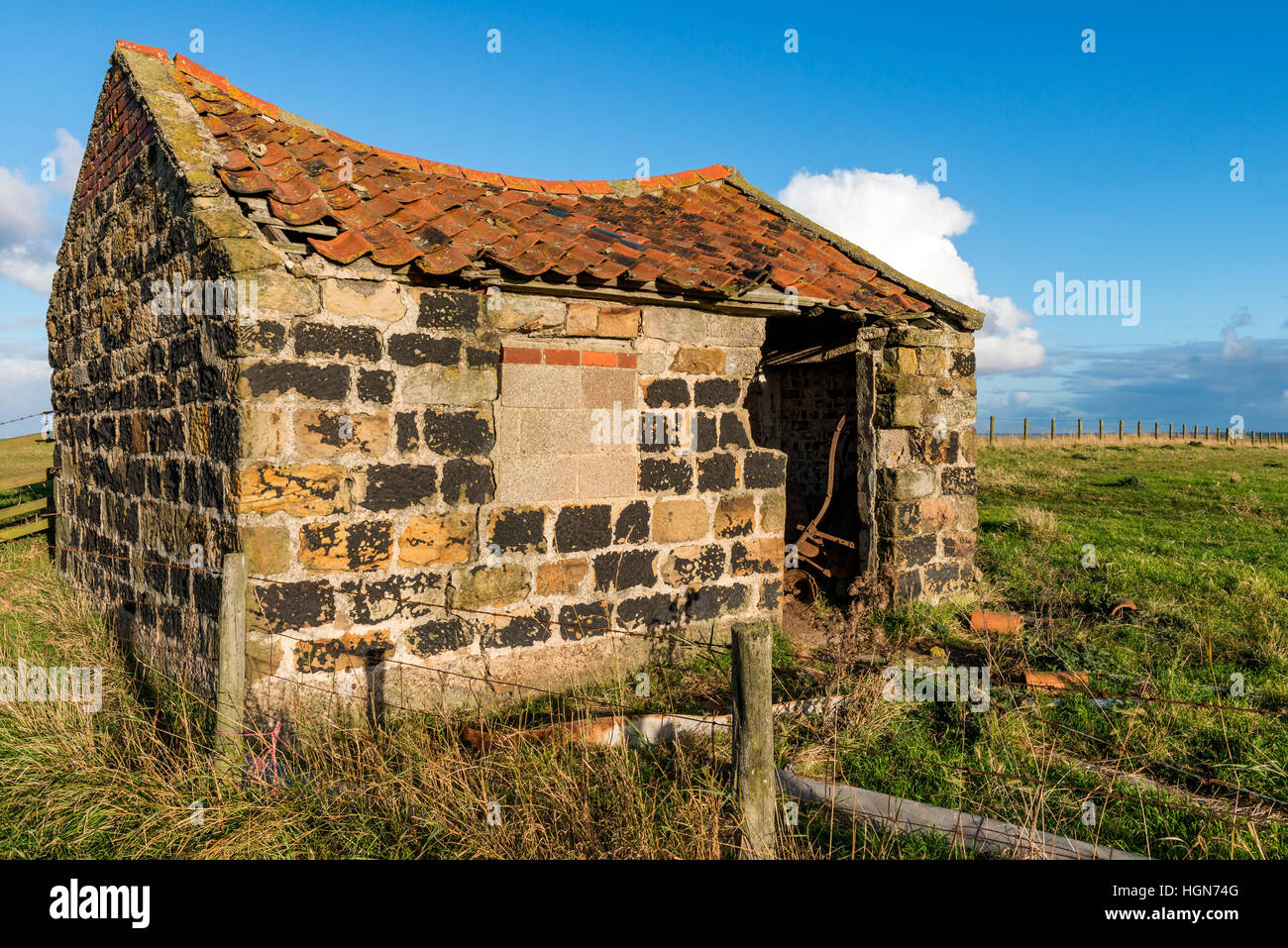 Une ancienne étable sur Penny Nab au-dessus de village Staithes Banque D'Images