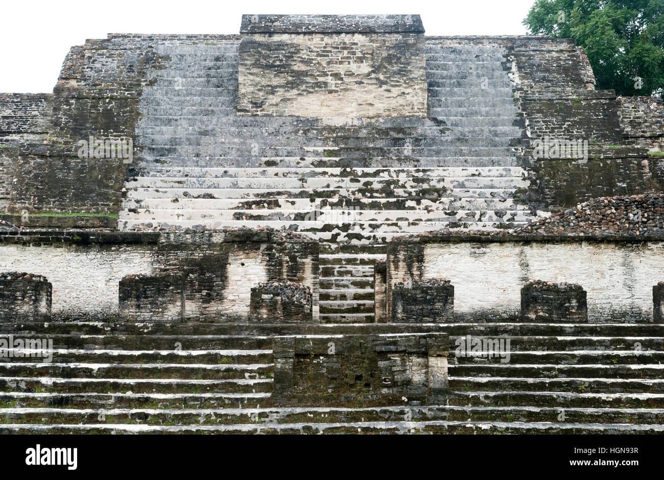 Ruines du temple du dieu Soleil dans Althun-Ha site archéologique maya (Belize). Banque D'Images