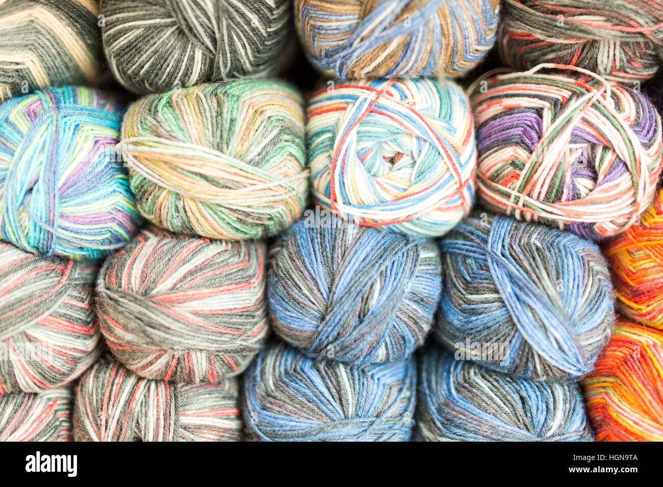 - Tricot pelotes de laine sur une étagère Banque D'Images