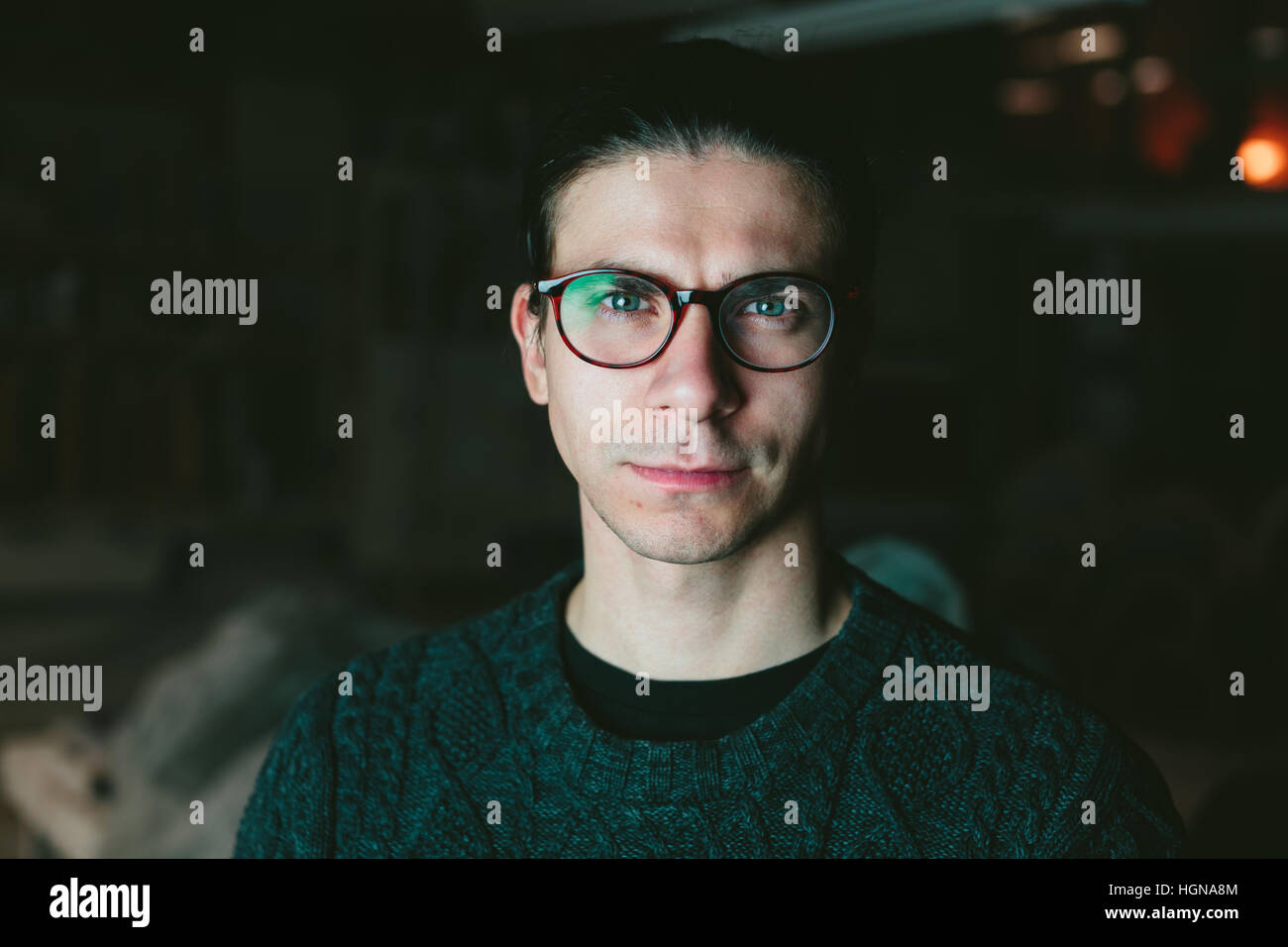 Jeune beau mec avec des lunettes sur fond sombre Banque D'Images