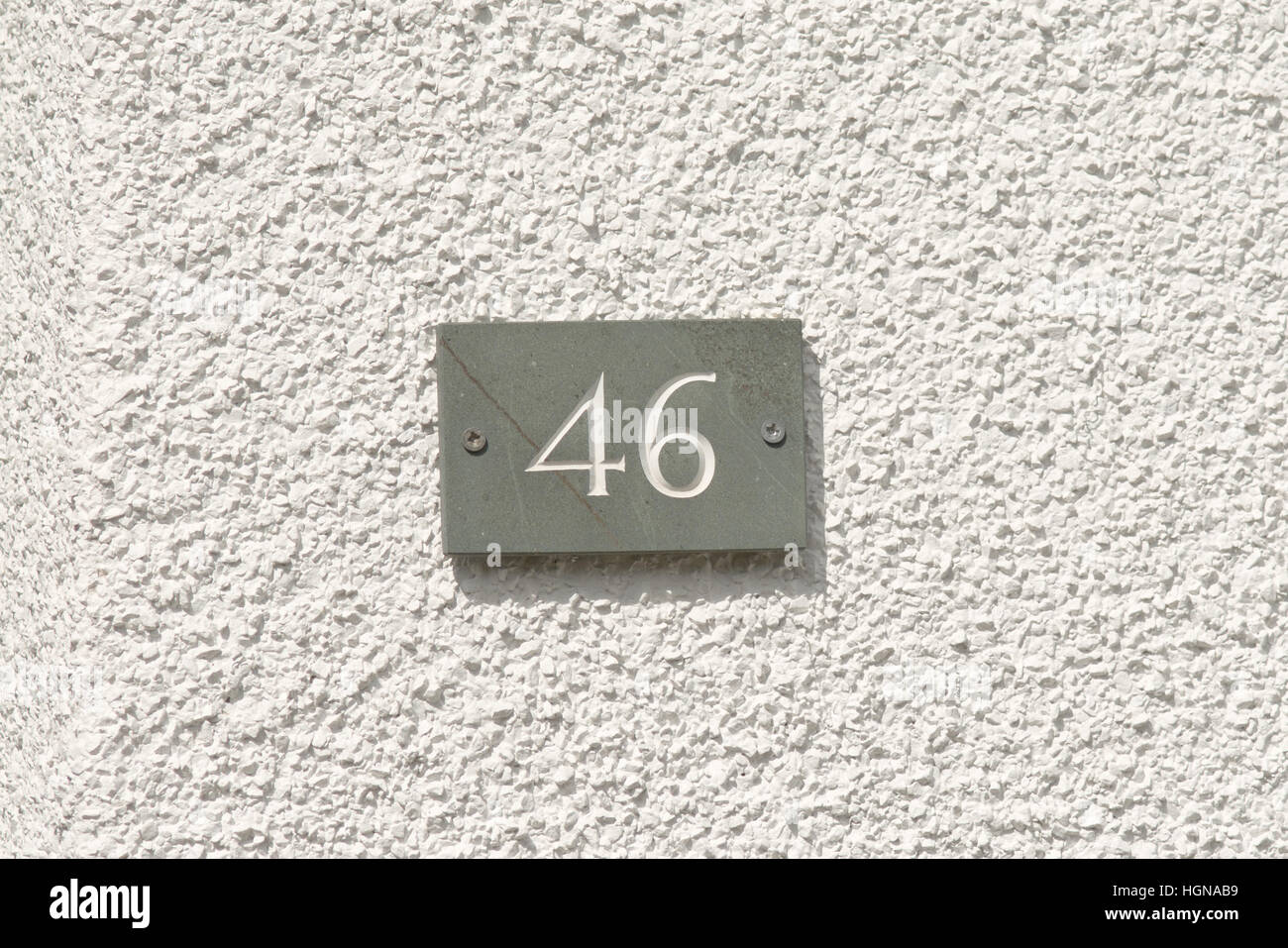 Numéro de maison 46 signer sur le mur peint en blanc Banque D'Images