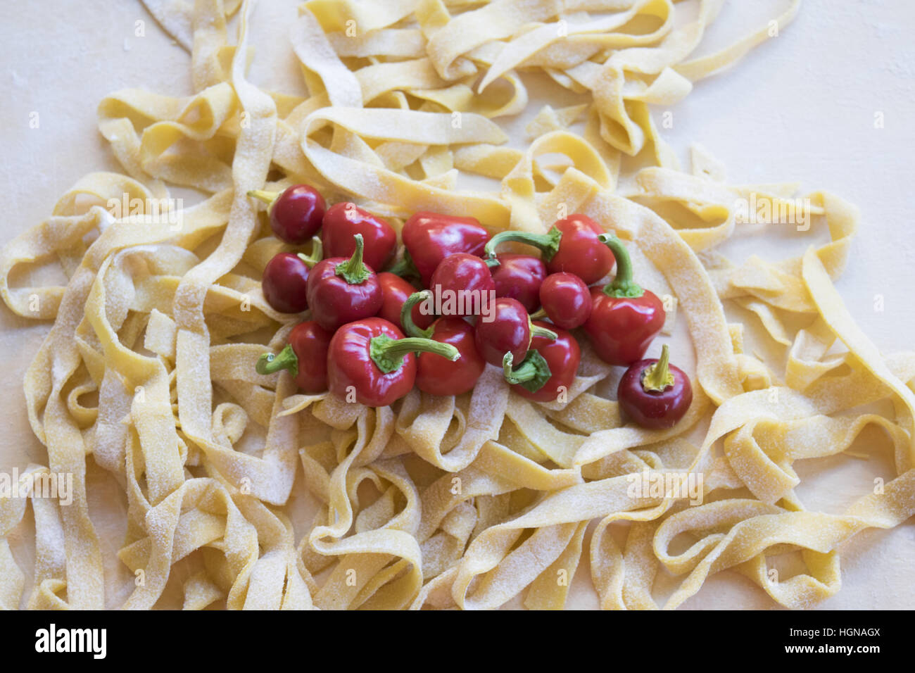 Fresh Handmade fettuccine œufs avec Hot Chili Peppers Banque D'Images