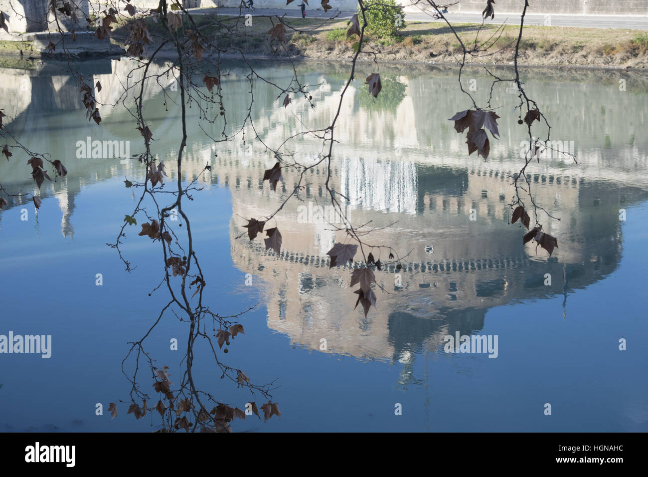 Saint Angel Castel à Rome reflétée dans l'eau du Tibre Banque D'Images
