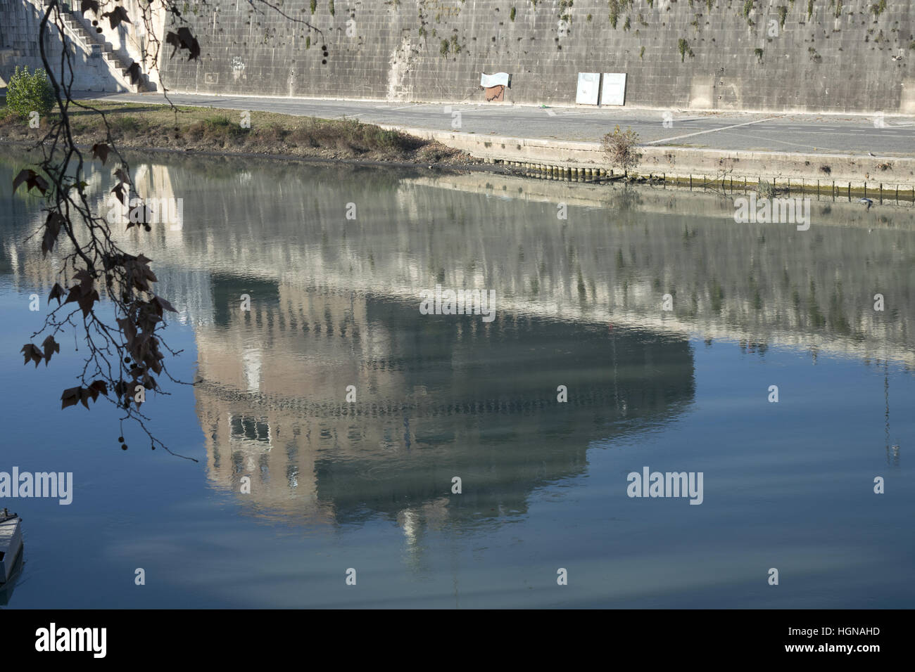 Château St Ange reflète dans l'eau du Tibre Banque D'Images