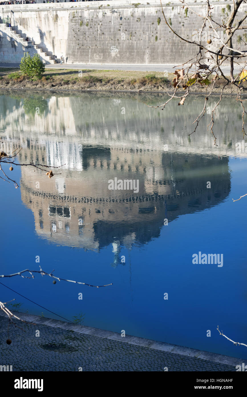 Castel St Ange à Rome reflétée dans l'eau du Tibre Banque D'Images