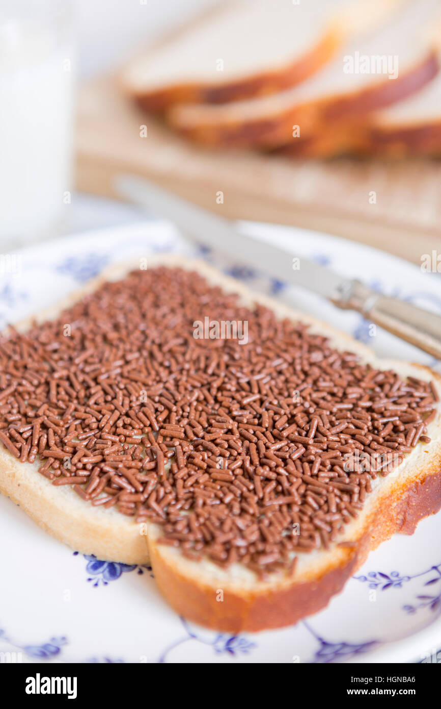 Un sandwich avec des vermicelles de chocolat ou un 'boterham a rencontré des hagelslag, néerlandais de la cuisine traditionnelle. Banque D'Images