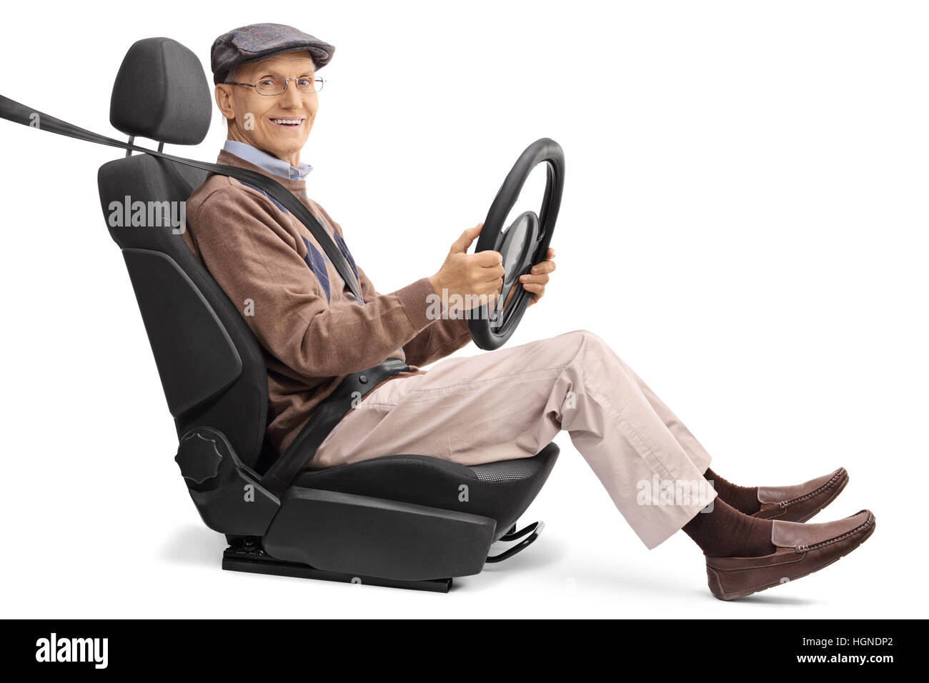 Joyeux un homme âgé assis sur un siège de voiture et regardant la caméra isolé sur fond blanc Banque D'Images