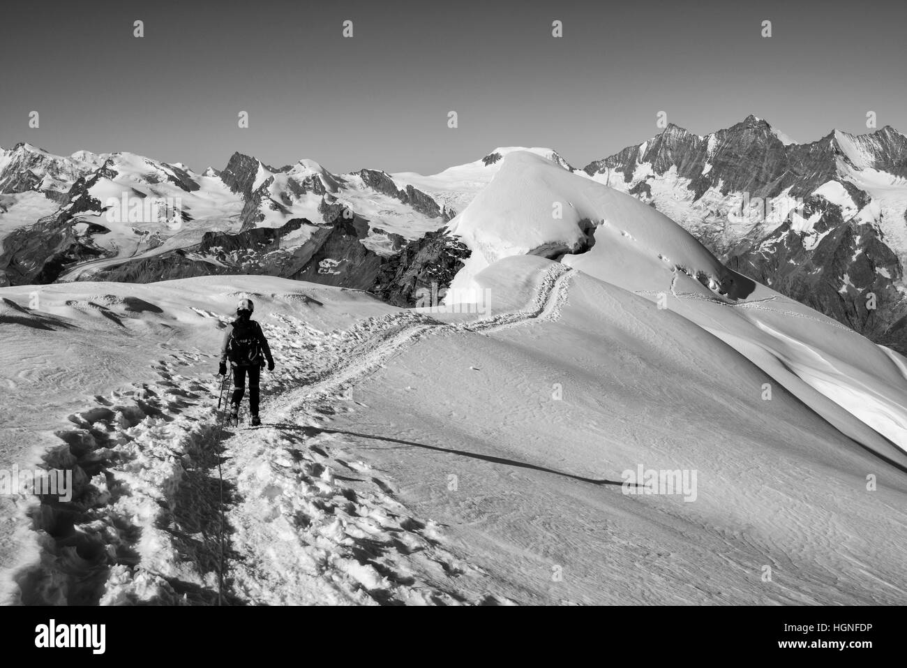 Un grimpeur en ordre décroissant d'un glacier alpin Banque D'Images