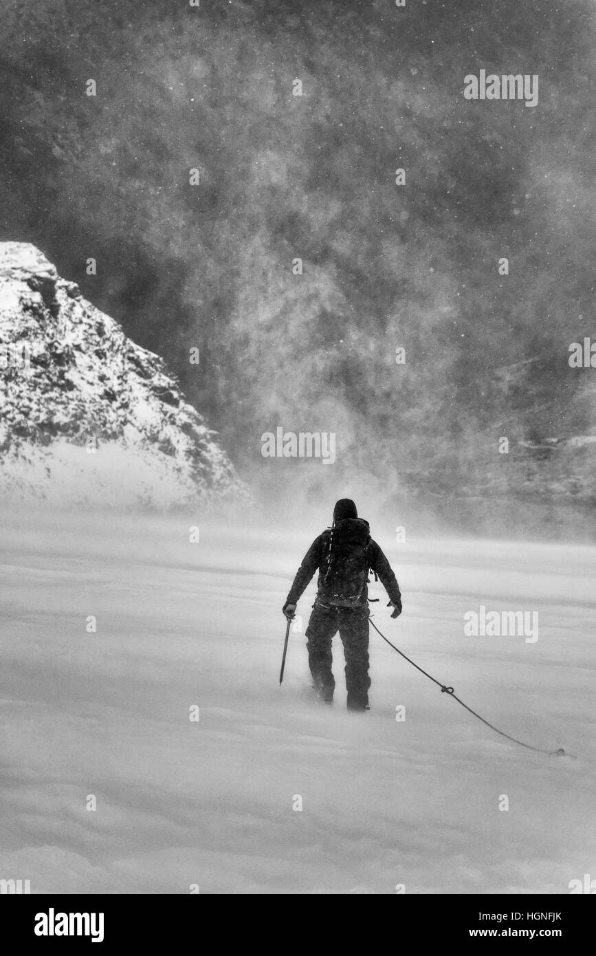 Un grimpeur sur le refuge Chabod Glacier Italie Banque D'Images