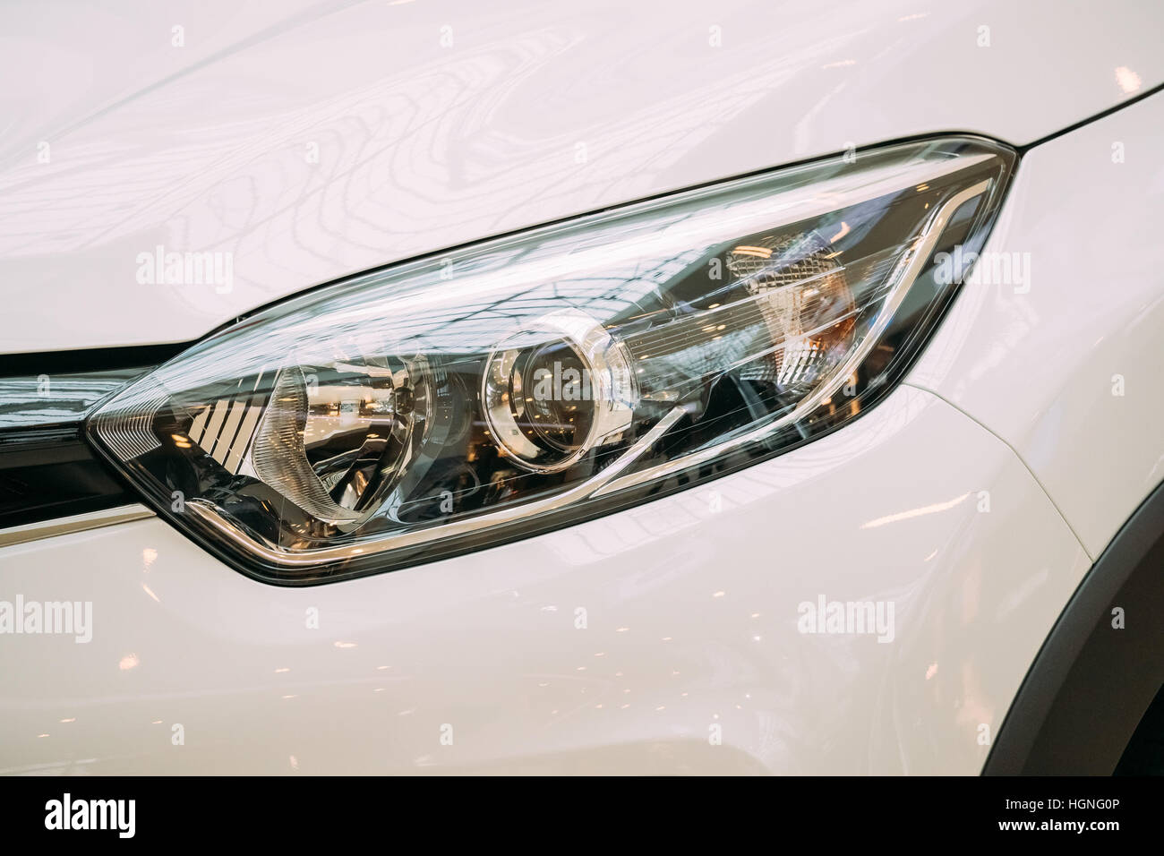 Minsk, Belarus - Novembre 04, 2016 : Le phare gauche de couleur blanche neuve Voiture Renault Captur. Le VUS compact Banque D'Images